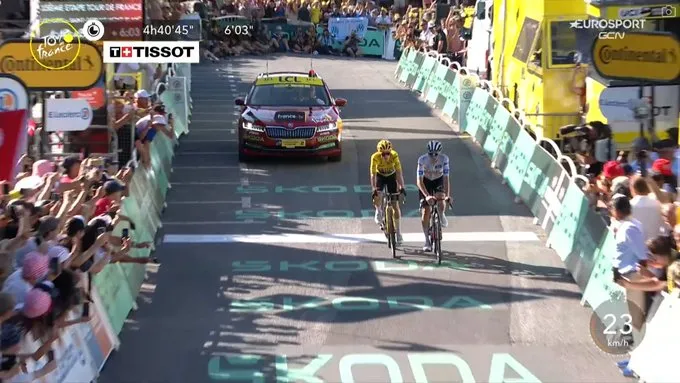 VIDEO: Pogacar & Vingegaard cross the line side by side after frantic battle on stage 15 of the Tour de France