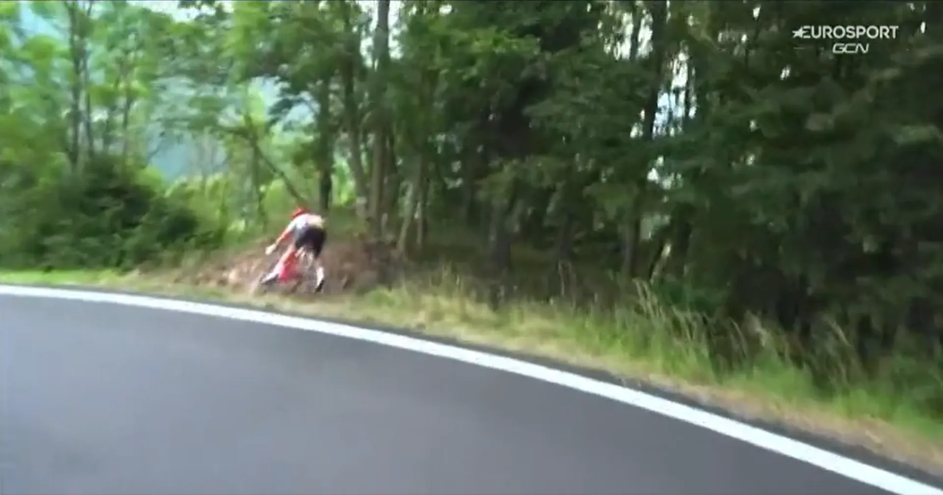 VIDEO: Annemiek van Vleuten and Elisa Longo Borghini both involved in scary crashes on Giro Donne descent