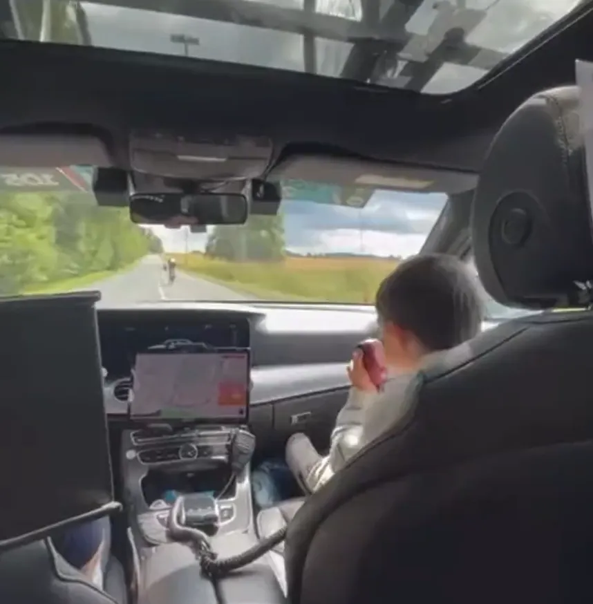 VIDEO: Wholesome moment as Luke Rowe's son encourages his father from team car on individual time-trial