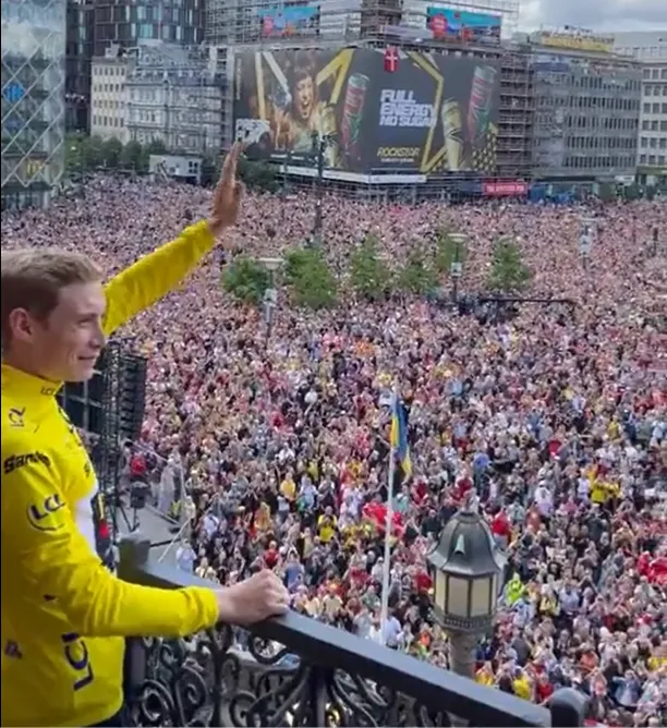 VIDEO: Vingegaard welcomed home by thousands of adoring fans in Copenhagen