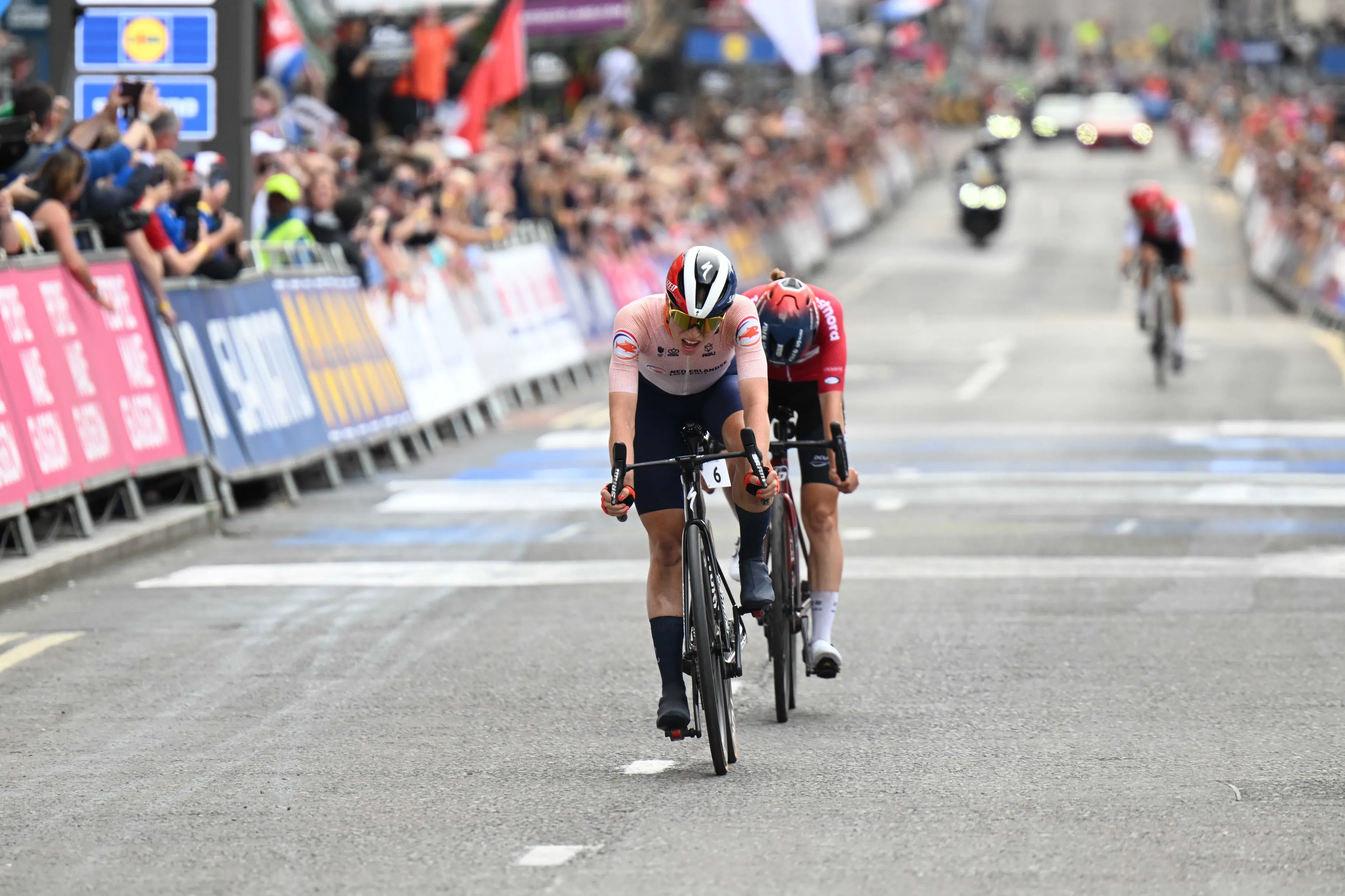 FDJ - SUEZ manager thinks "we need to be more clever about the money" after hearing about the €1 million offer for Demi Vollering