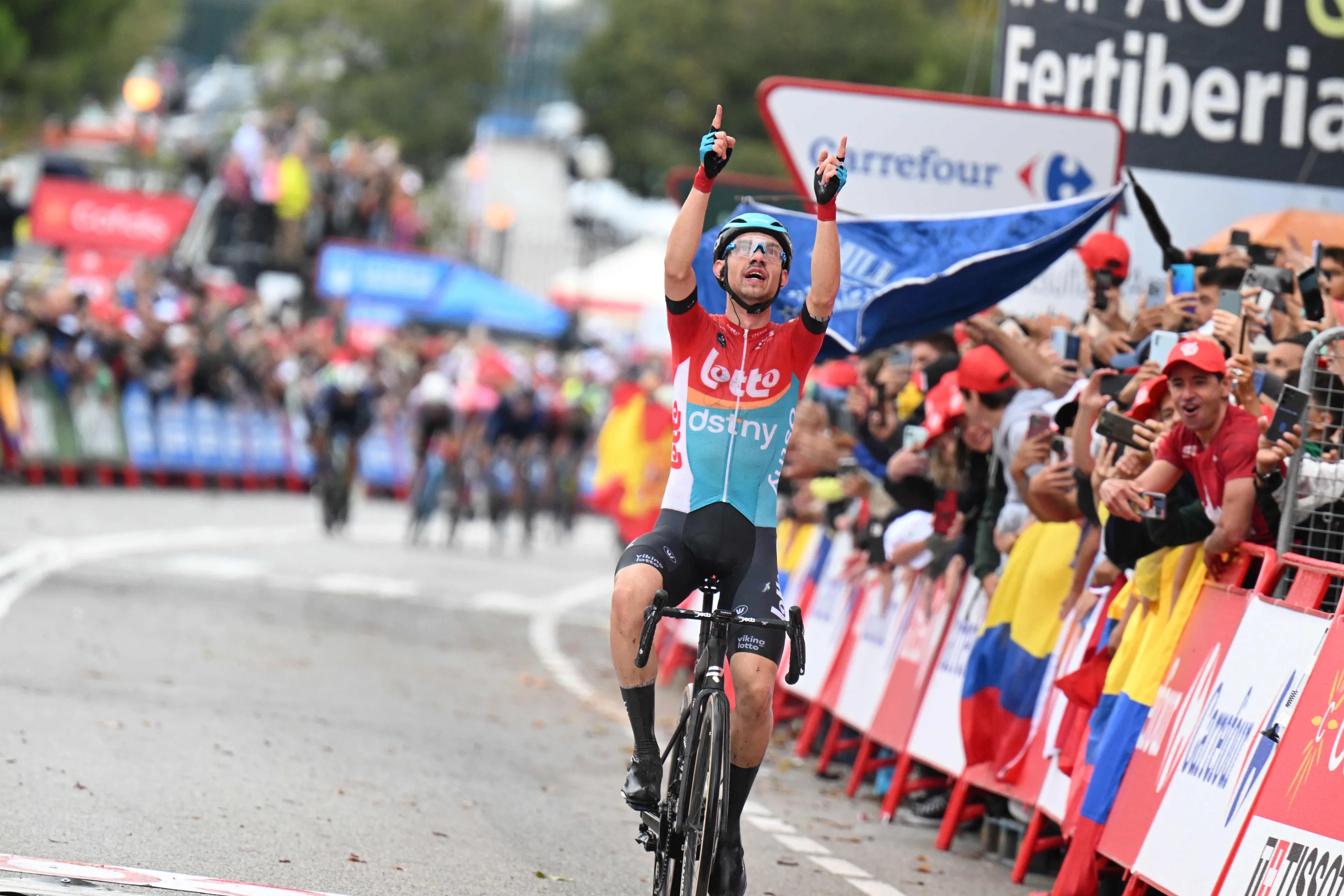 Andreas Kron wins stage 2 of the Vuelta a Espana with late attack as GC times neutralized