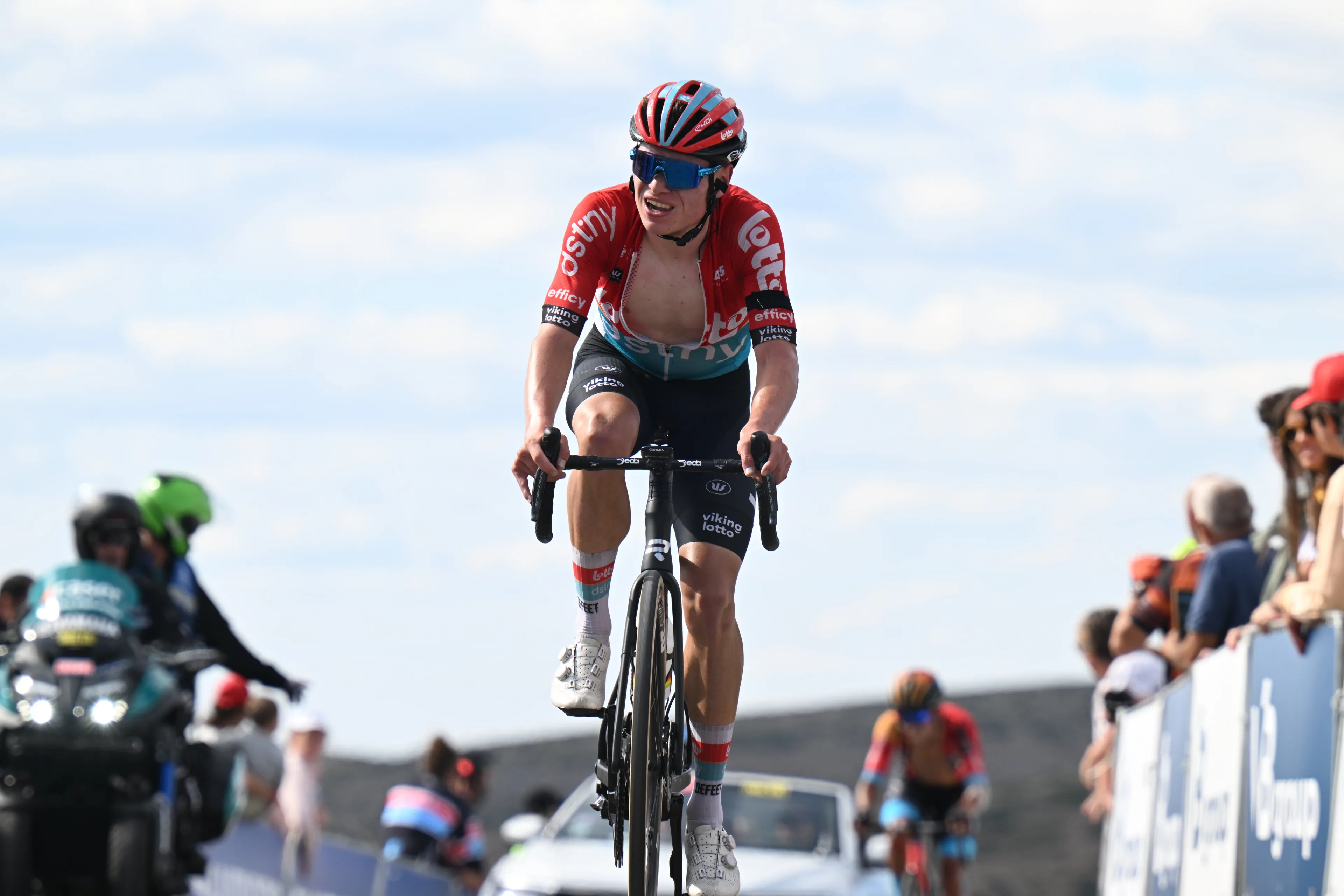 Brilliant Lennert Van Eetvelt claims 2024 UAE Tour after stunning final stage collapse from UAE Team Emirates