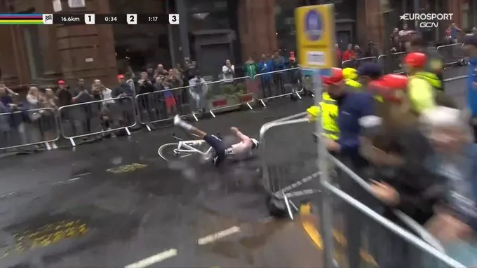 VIDEO: Drama as Mathieu van der Poel crashes whilst leading World Championship road race!