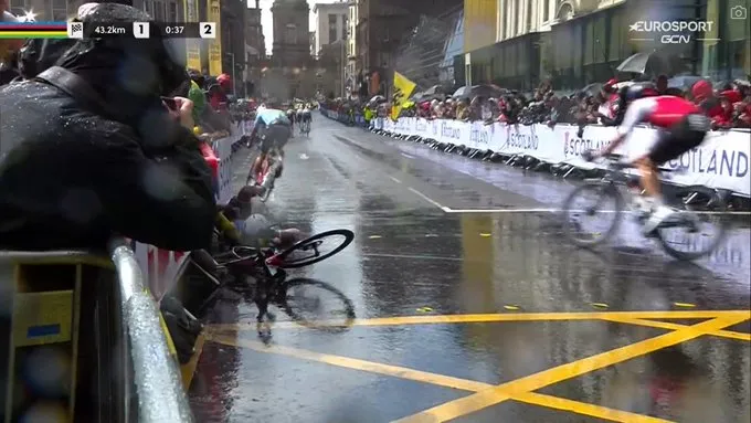VIDEO: Jhonatan Narváez crashes hard into barriers as rain descends in Glasgow