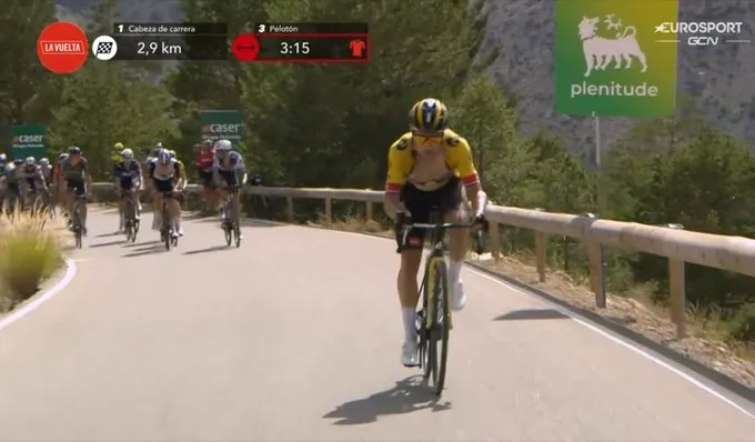 VIDEO: Primoz Roglic attacks on the slopes of the Pico del Buitre with Evenepoel unable to respond
