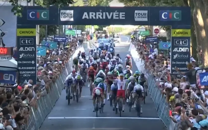 VIDEO: Poland's Radoslaw Fratczak celebrates prematurely as Riley Pickrell pips victory at the Tour de l'Avenir
