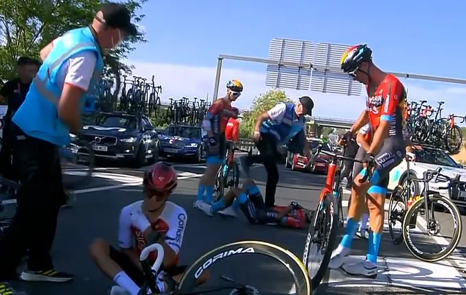 VÍDEO: Buitrago e  Coquard apanhados em queda na etapa 4 da Vuelta