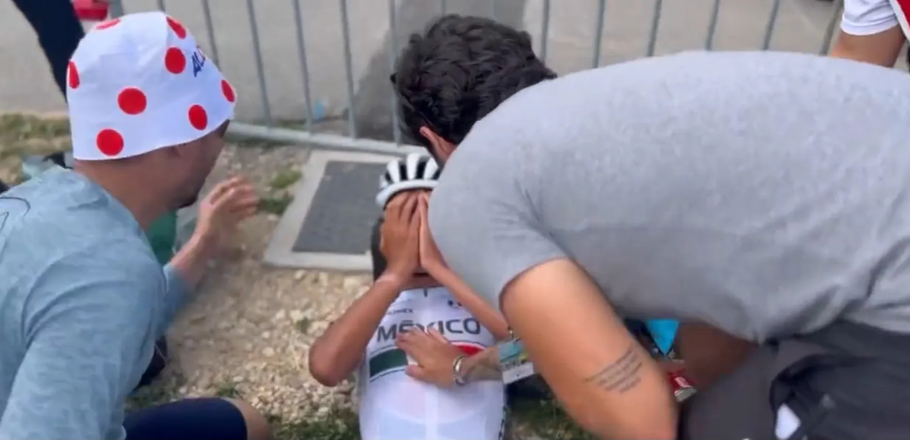 VÍDEO: Isaac del Toro desmaia de emoção após  vitória de etapa do Tour de l'Avenir