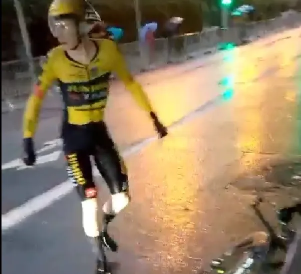 VIDEO: Jonas Vingegaard's bike change at Vuelta TTT caught on camera by spectators