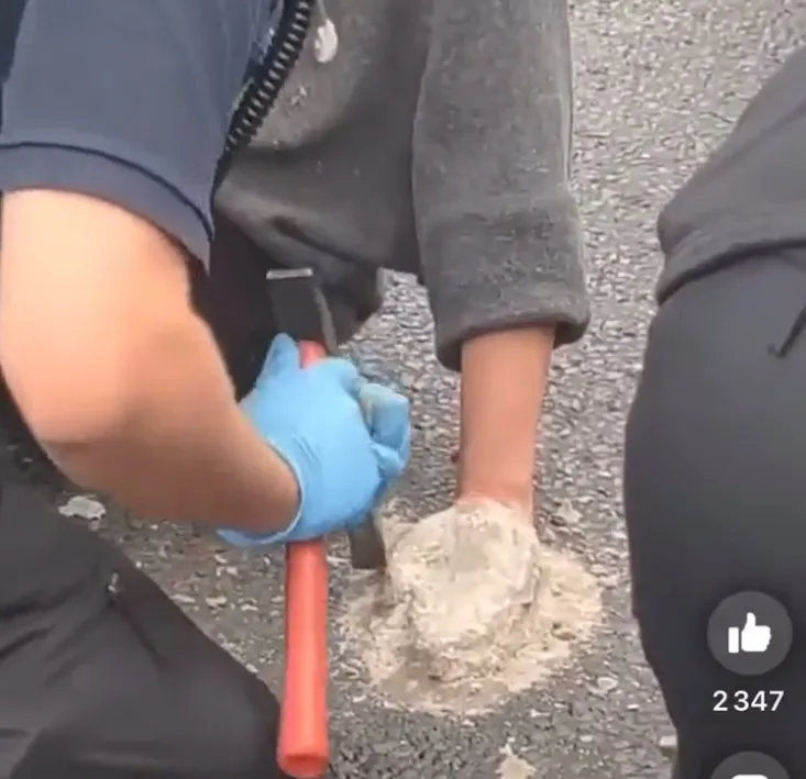 VIDEO: Glasgow World Championships organizers had to dislodge protesters after they cemented themselves onto road