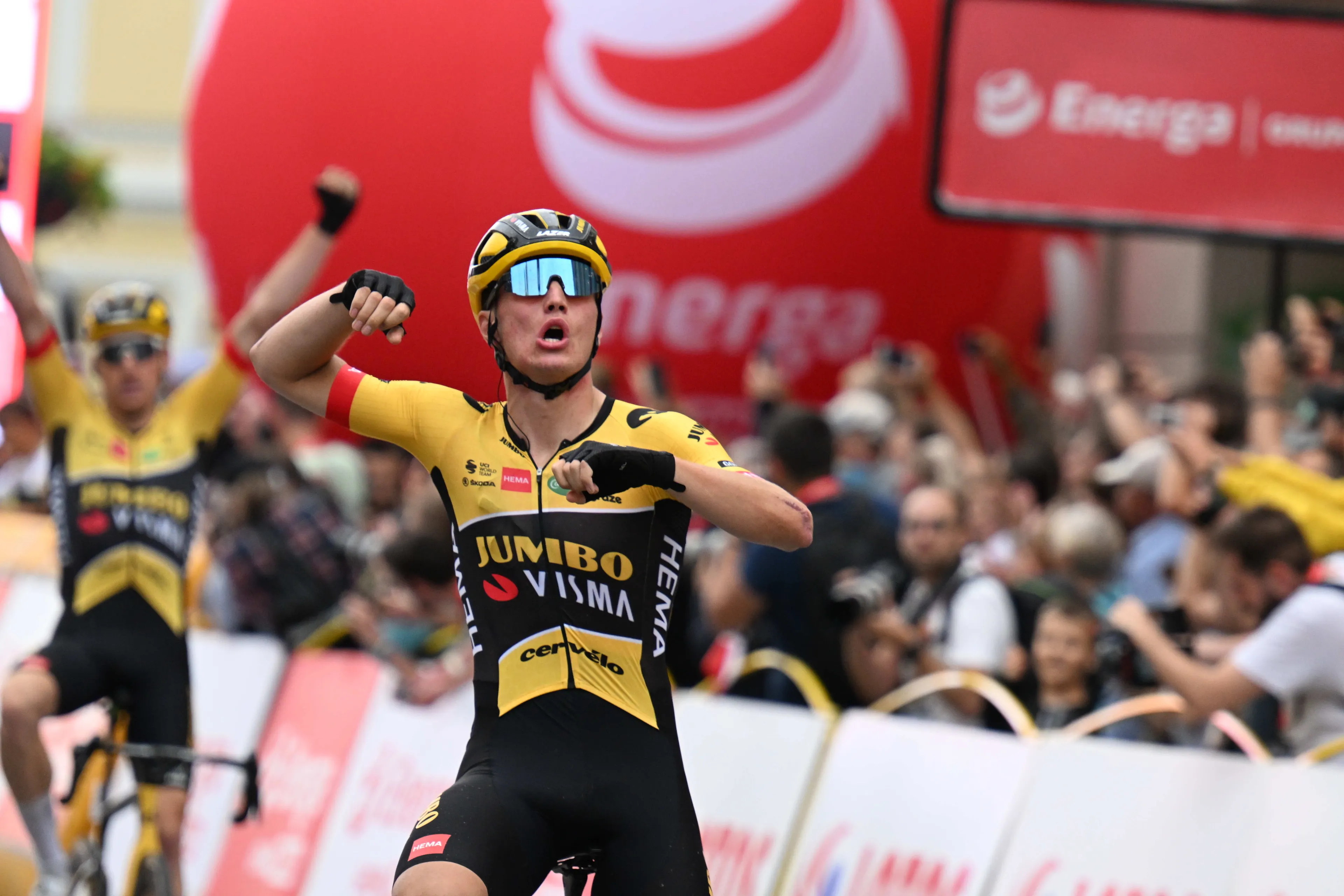 O épico lançamento de Van Aert leva Olav Kooij à vitória na etapa 1 da Volta à Grã-Bretanha
