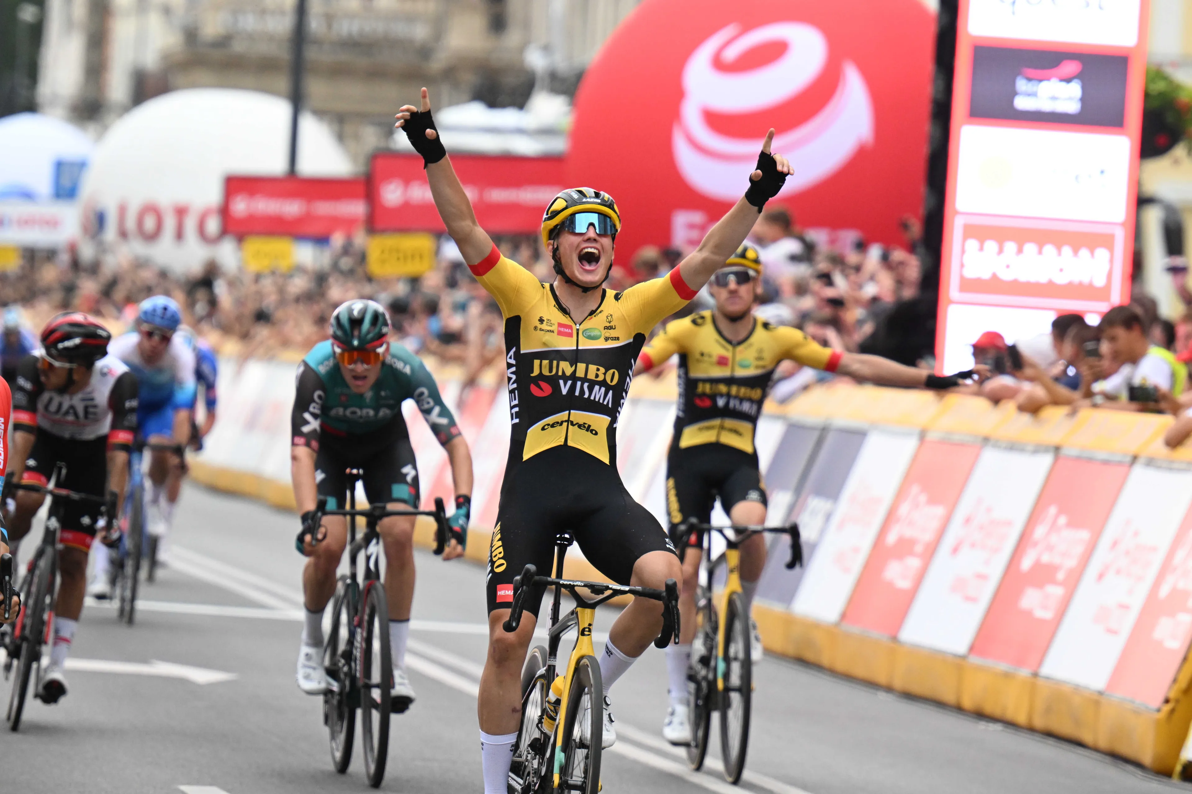 Olav Kooij vence a terceira etapa consecutiva da Volta à Grã-Bretanha