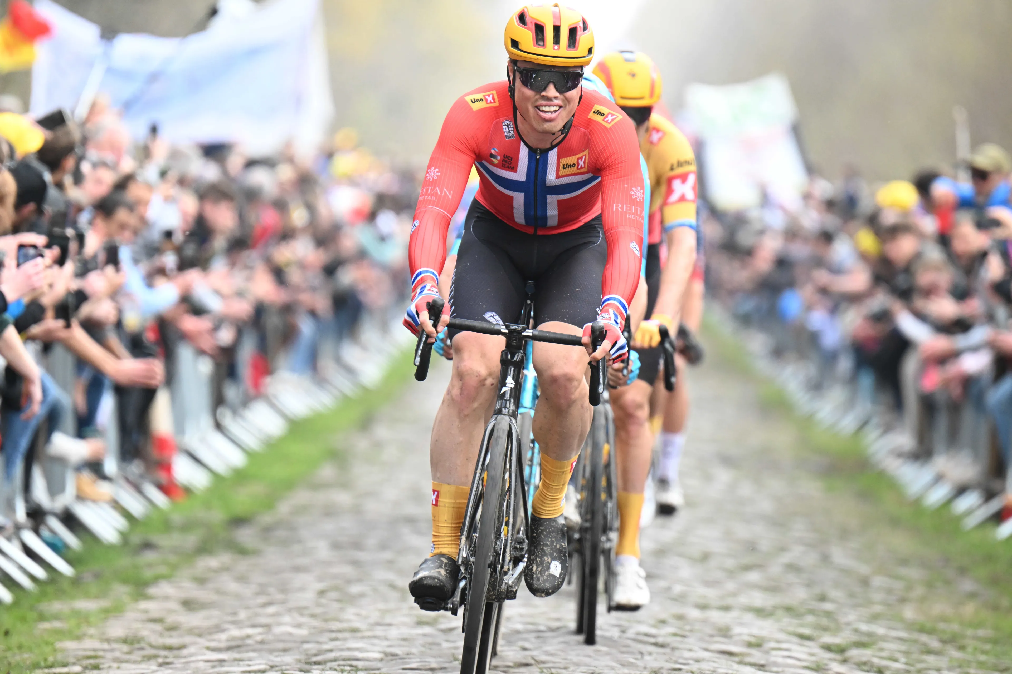 Rasmus Tiller vence a 7 ª etapa da Volta à Grã-Bretanha depois dos múltiplos ataques de Wout van Aert lhe terem custado a vitória