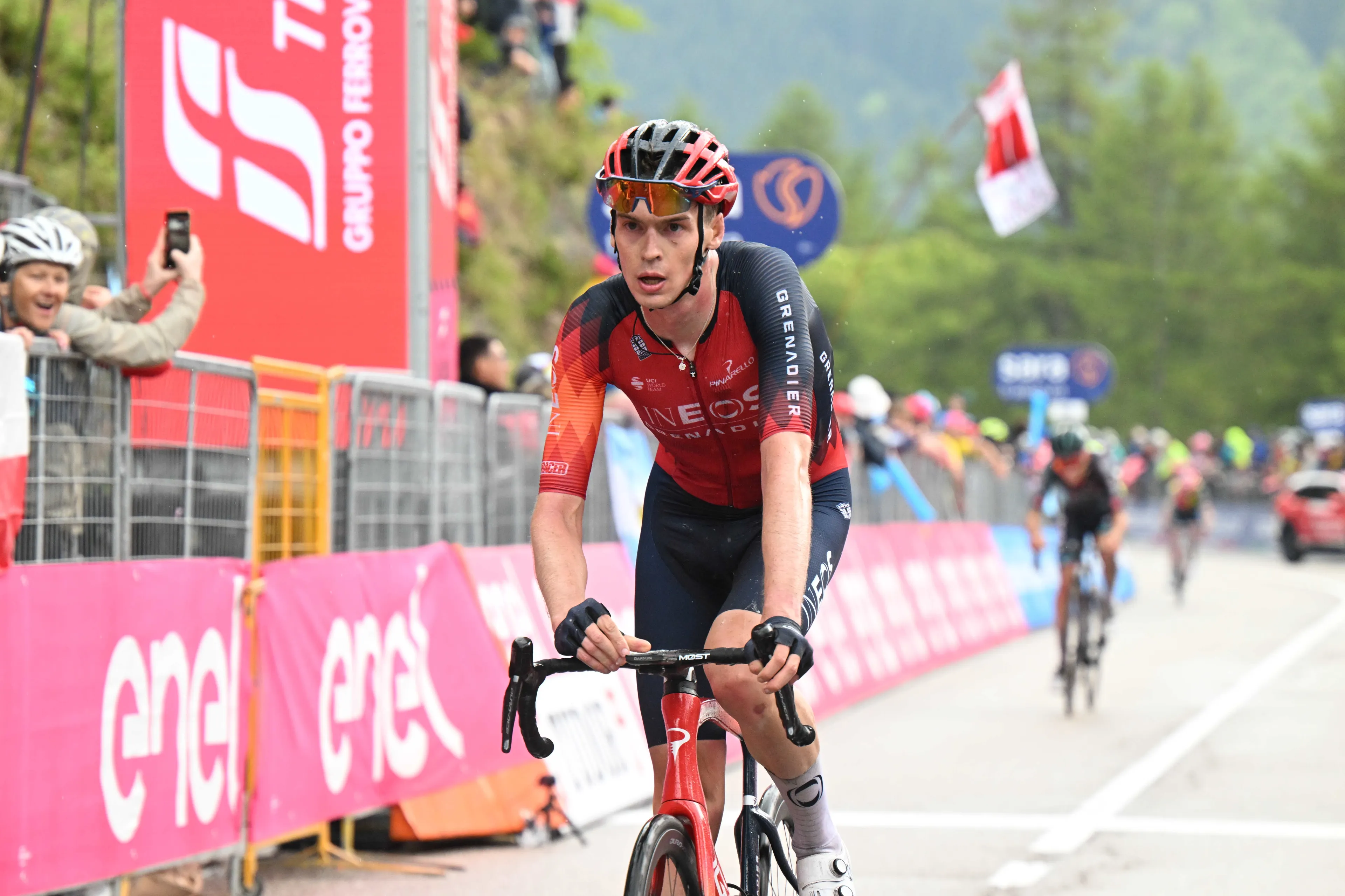 Thymen Arensman de volta à bicicleta depois da queda na Volta à Espanha
