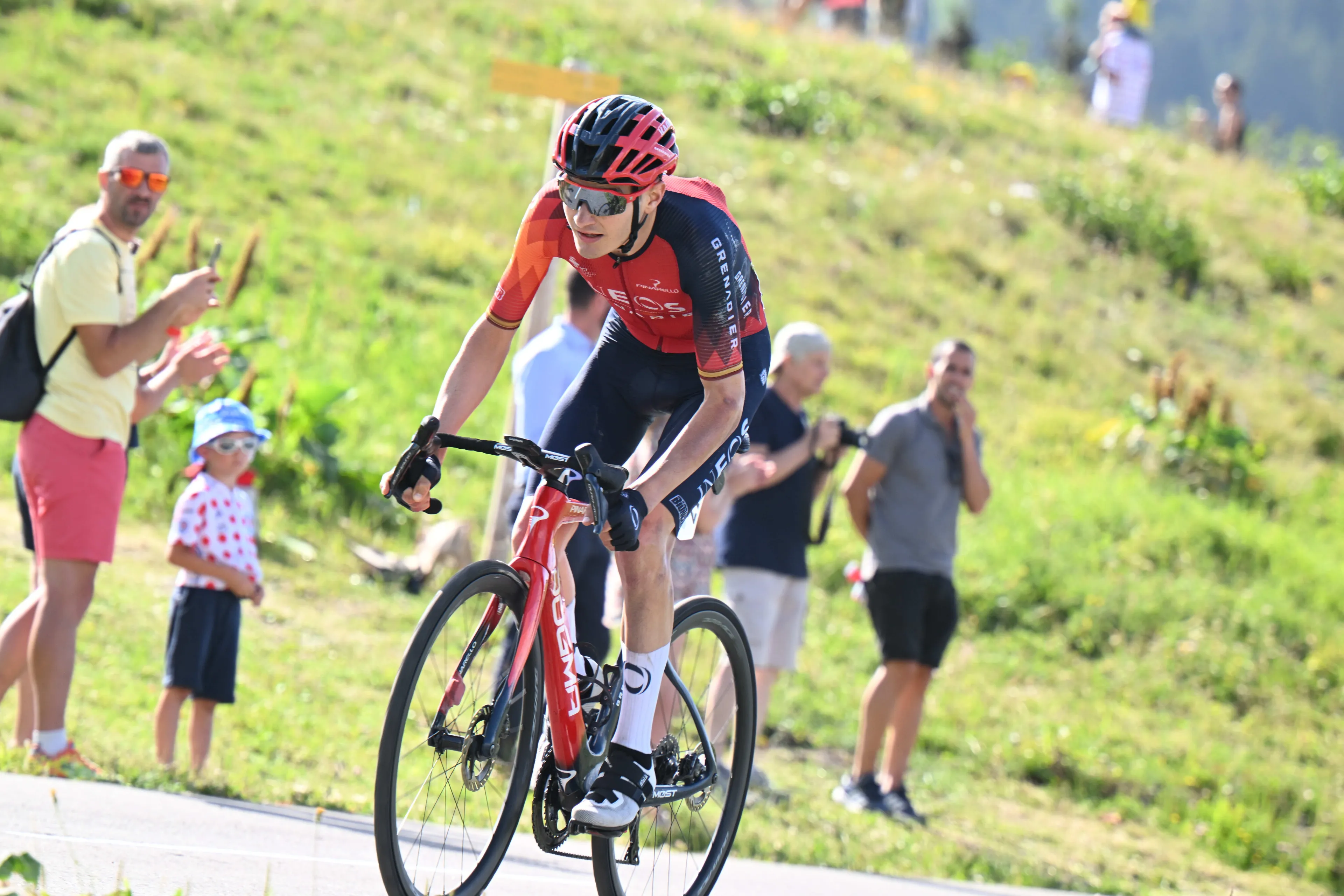 Carlos Rodriguez lidera a INEOS Grenadiers no Giro dell'Emilia