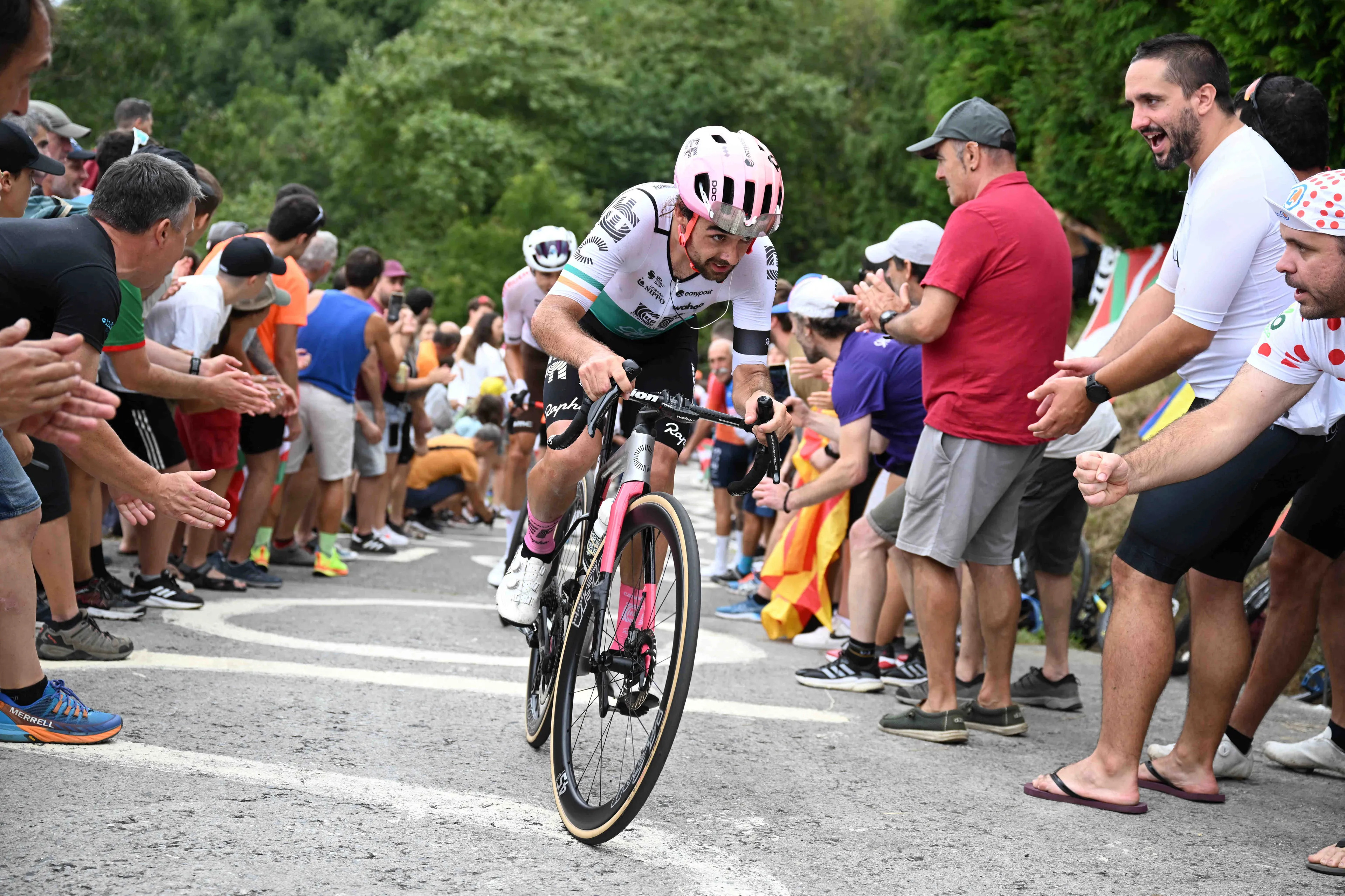 Ben Healy revela a sua paixão pelas fugas e espera ter sucesso nas clássicas de Ardennes no futuro: "Gosto muito de estar num ataque"