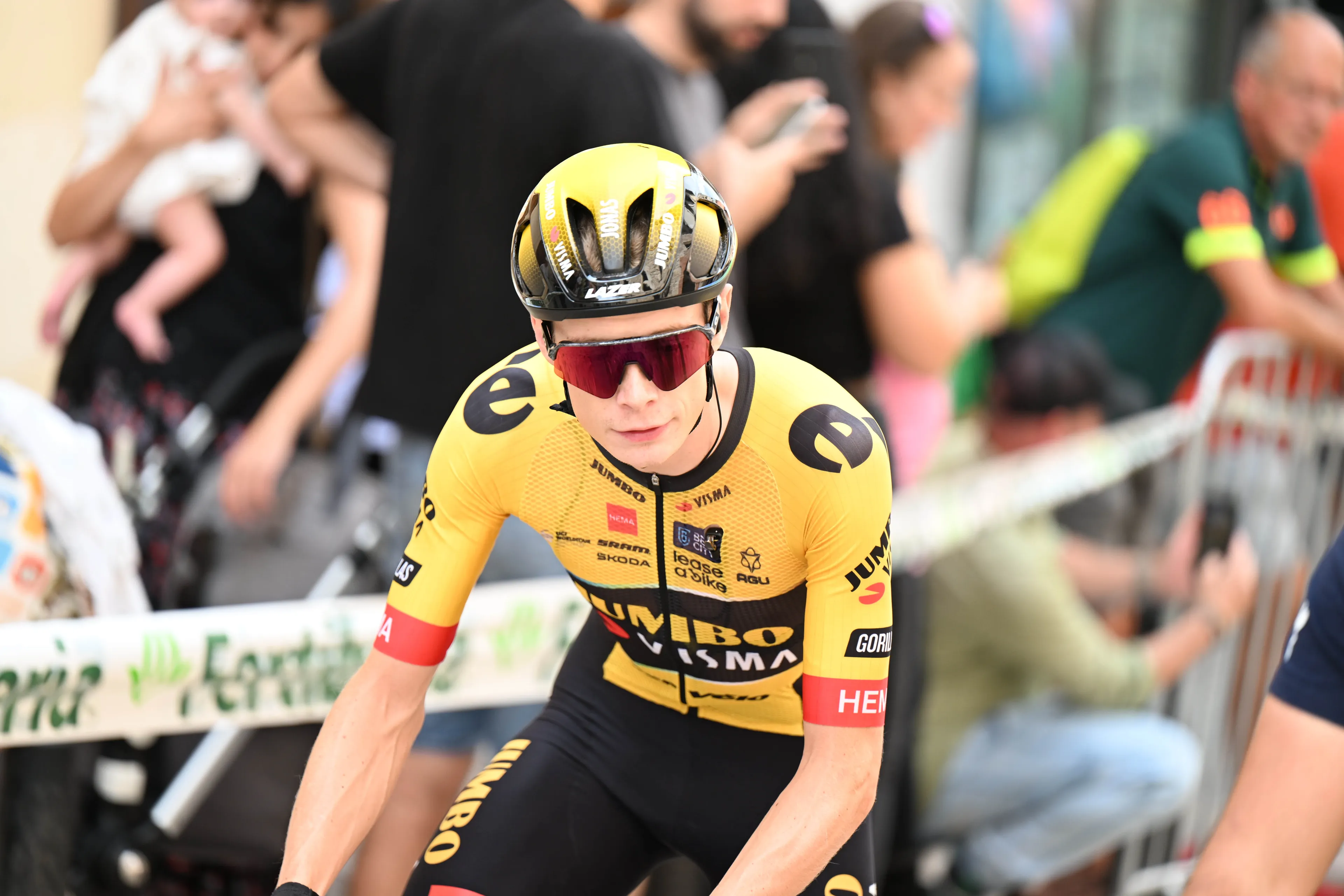 Jonas Vingegaard vence a 13ª etapa da Volta à Espanha, à frente de Sepp Kuss e Primoz Roglic, com a Jumbo-Visma a meter a geral no bolso