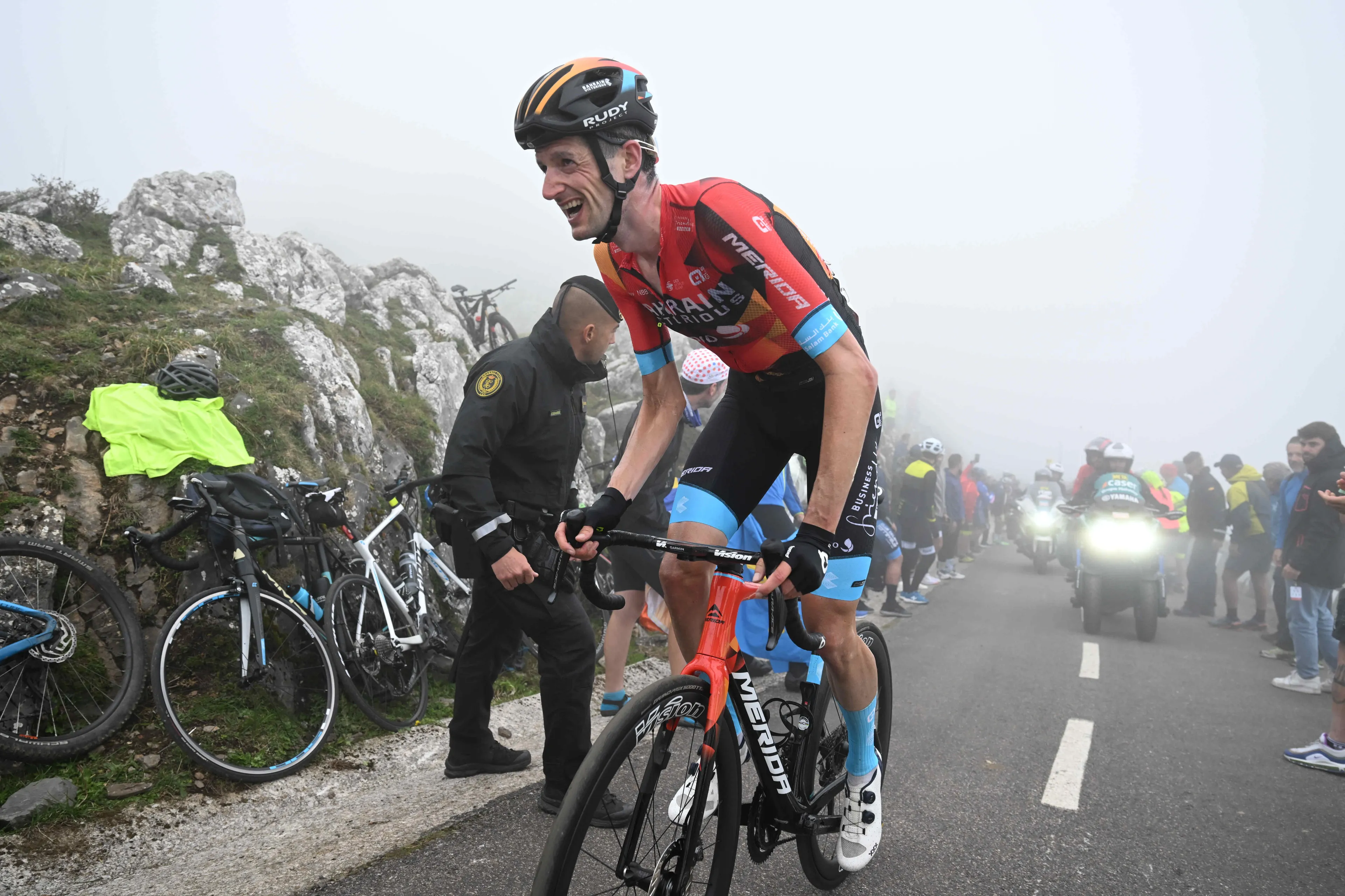 "He was making a sandwich and eating it and only then did he continue!" - Wout Poels describes Geraint Thomas' bike change in critical Monte Lussari time trial