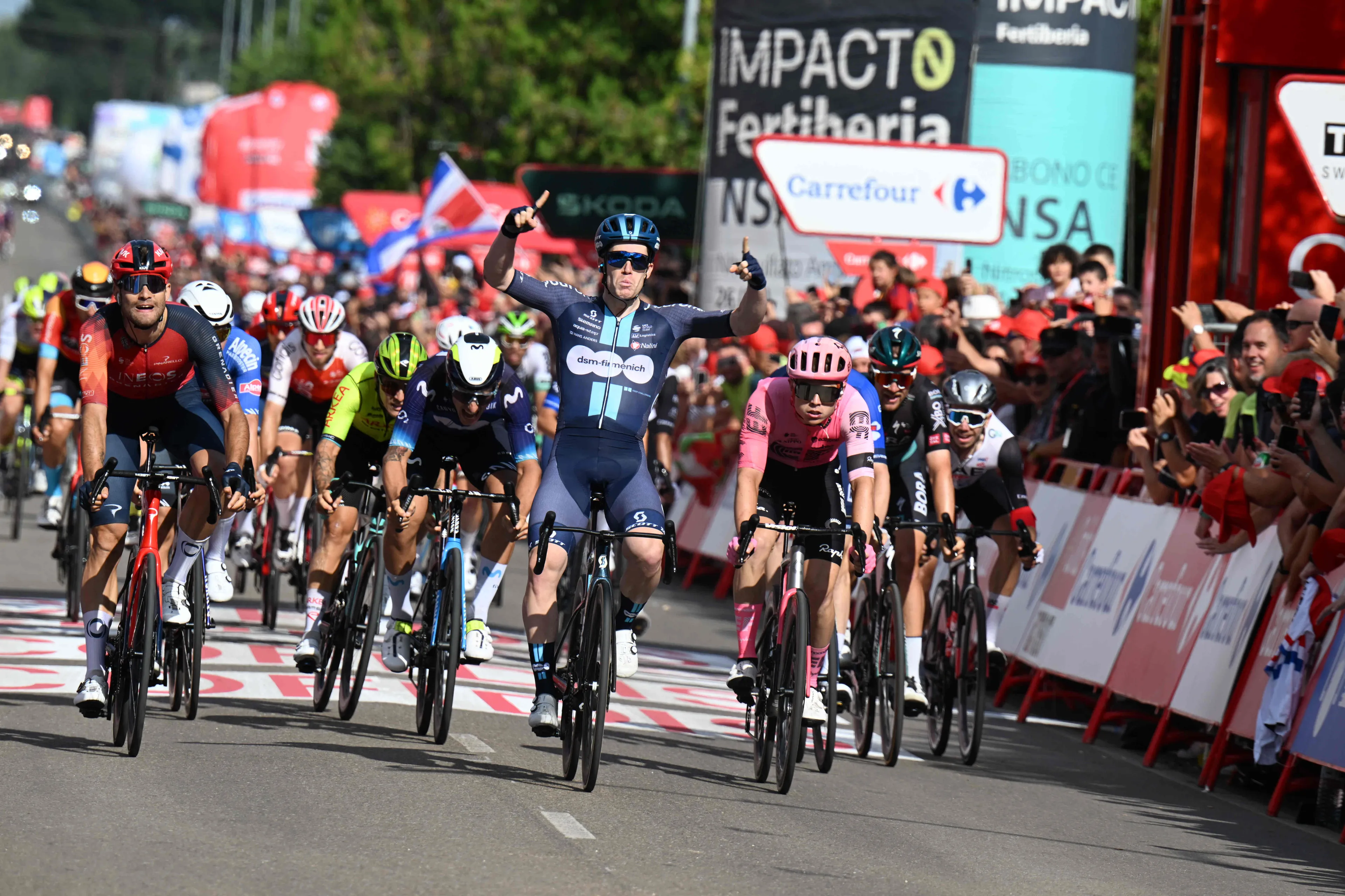 Alberto Dainese denies Filippo Ganna on the line to take stage 19 victory at the Vuelta a Espana