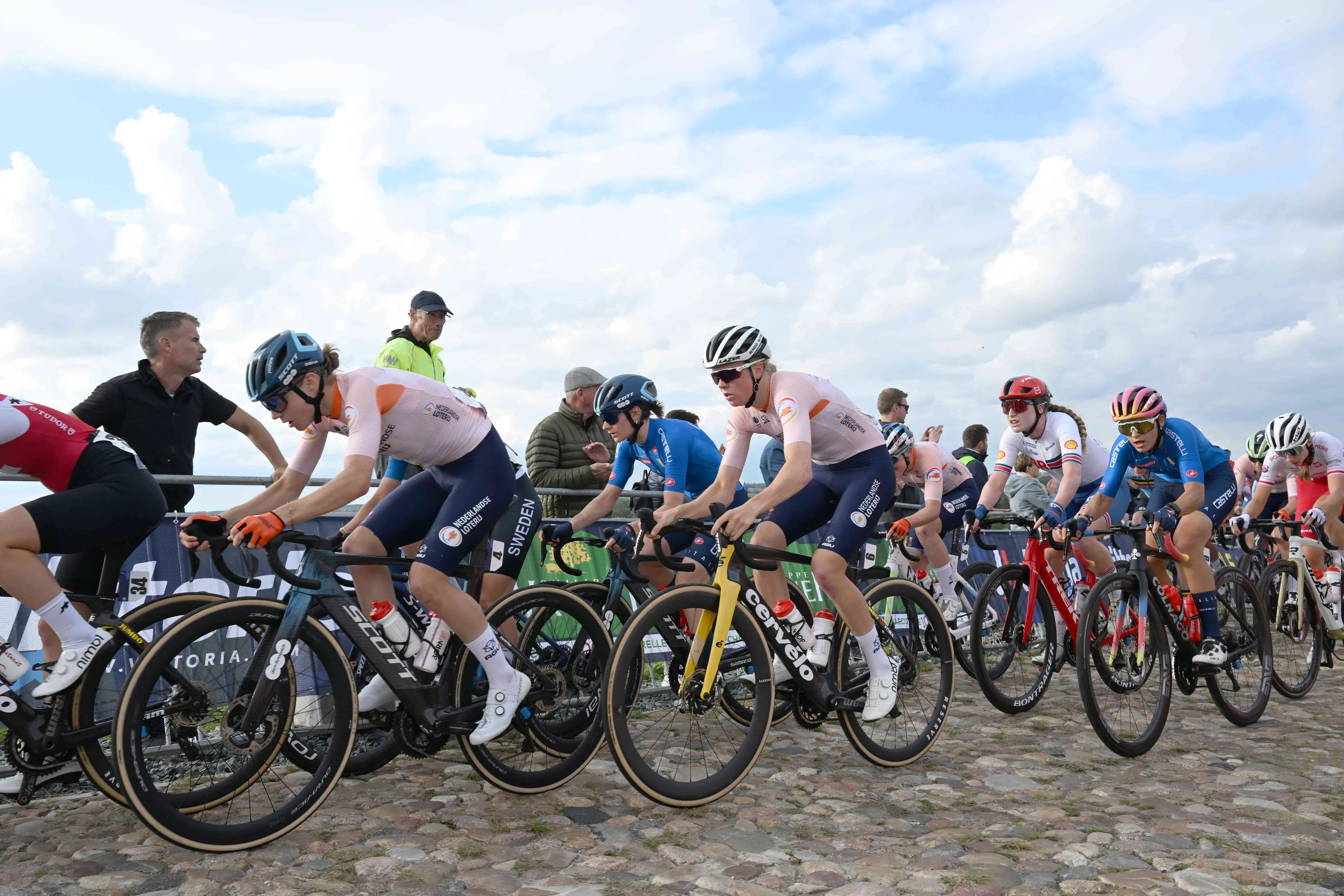Dominant Fem van Empel continues winning start to 2023/24 campaign with victory at Maasmechelen World Cup