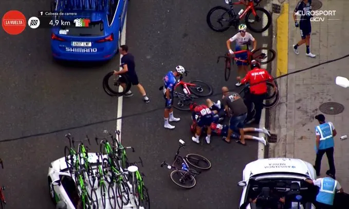 VÍDEO: Queda massiva na 7ª etapa da Vuelta, com Thymen Arensman a ficar em mau estado