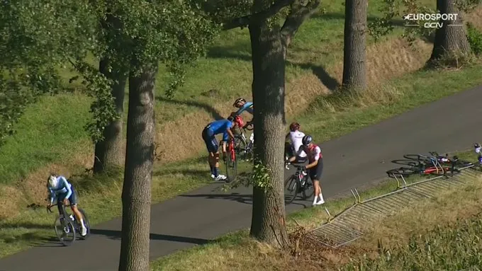 VÍDEO: Filippo Ganna envolvido numa queda na penúltima volta do Campeonato da Europa