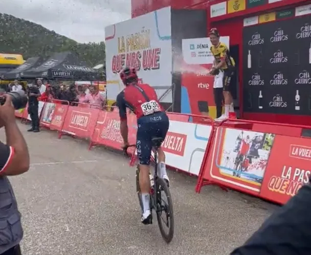 VIDEO: Primoz Roglic gives Filippo Ganna a champagne bath after Vuelta a Espana stage win