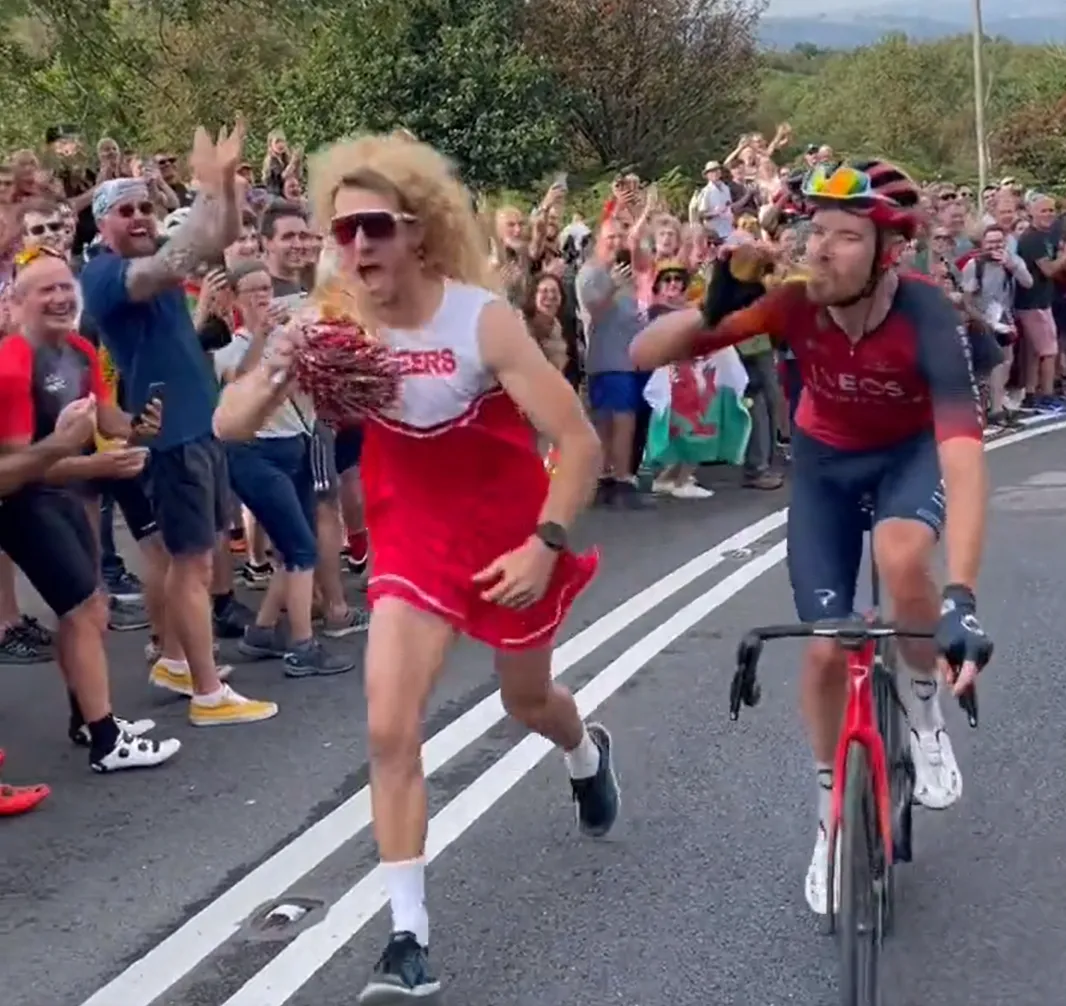 VÍDEO: Luke Rowe partilha cerveja com uma cheerleader na Volta à Grã-Bretanha