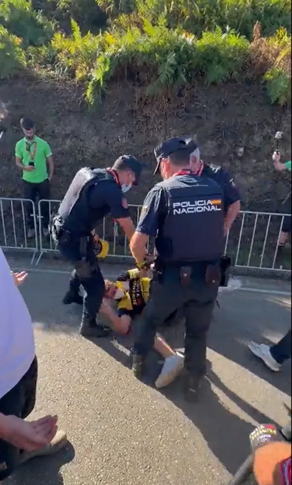 Um membro da equipa técnica da Jumbo-Visma sofre um traumatismo craniano grave após uma discussão com a polícia espanhola e é apresentada uma queixa oficial