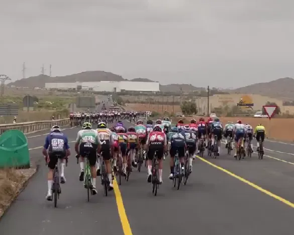 Jumbo-Visma explode Vuelta a Espana stage 9 right from the start with echelons - 6 riders in a group of 12, Evenepoel and Vlasov follow
