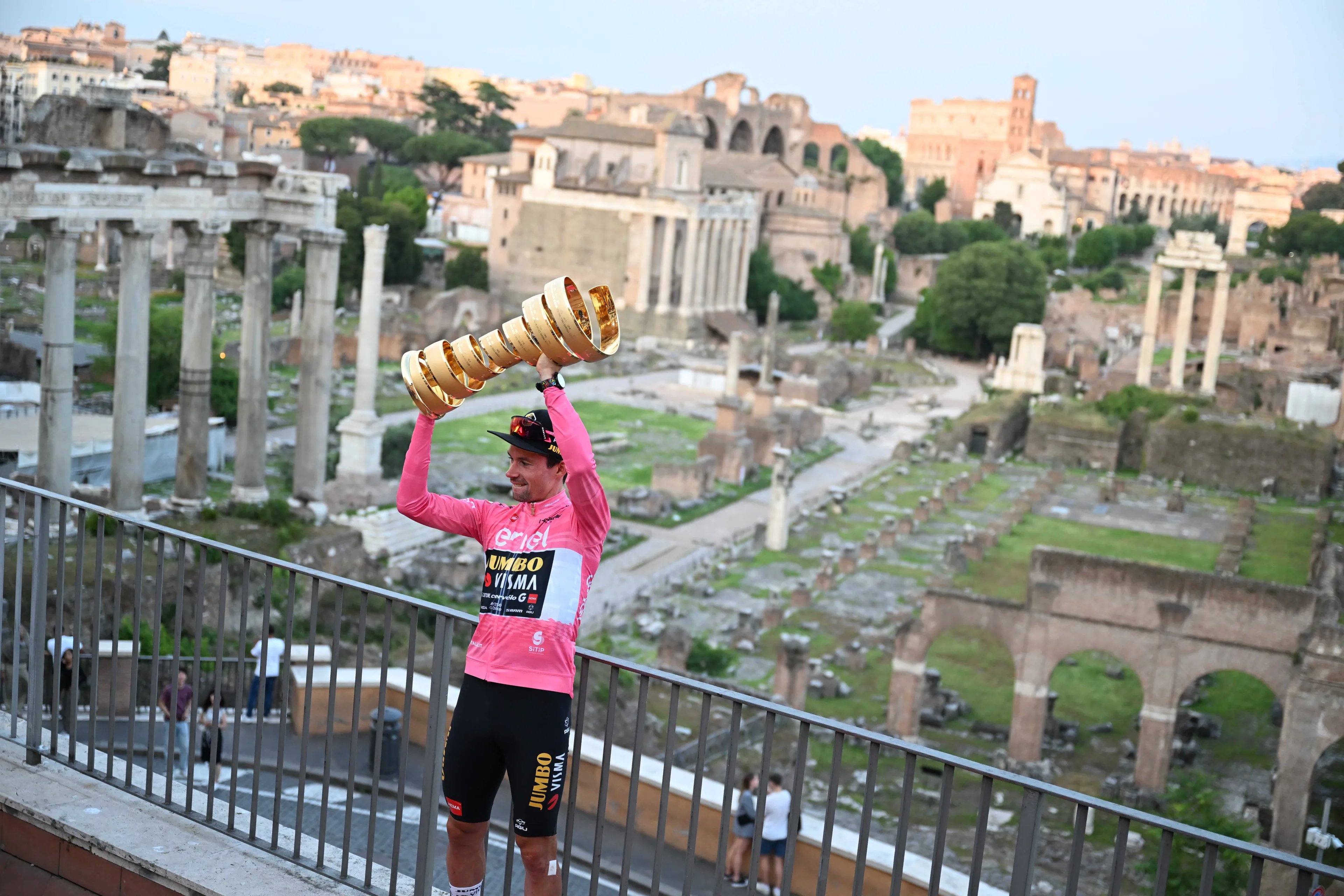 Primoz Roglic reflecte sobre o emocionante final do Giro d'Italia de 2023 - "Ganhar o Giro foi um dos dias mais emocionantes da minha carreira"