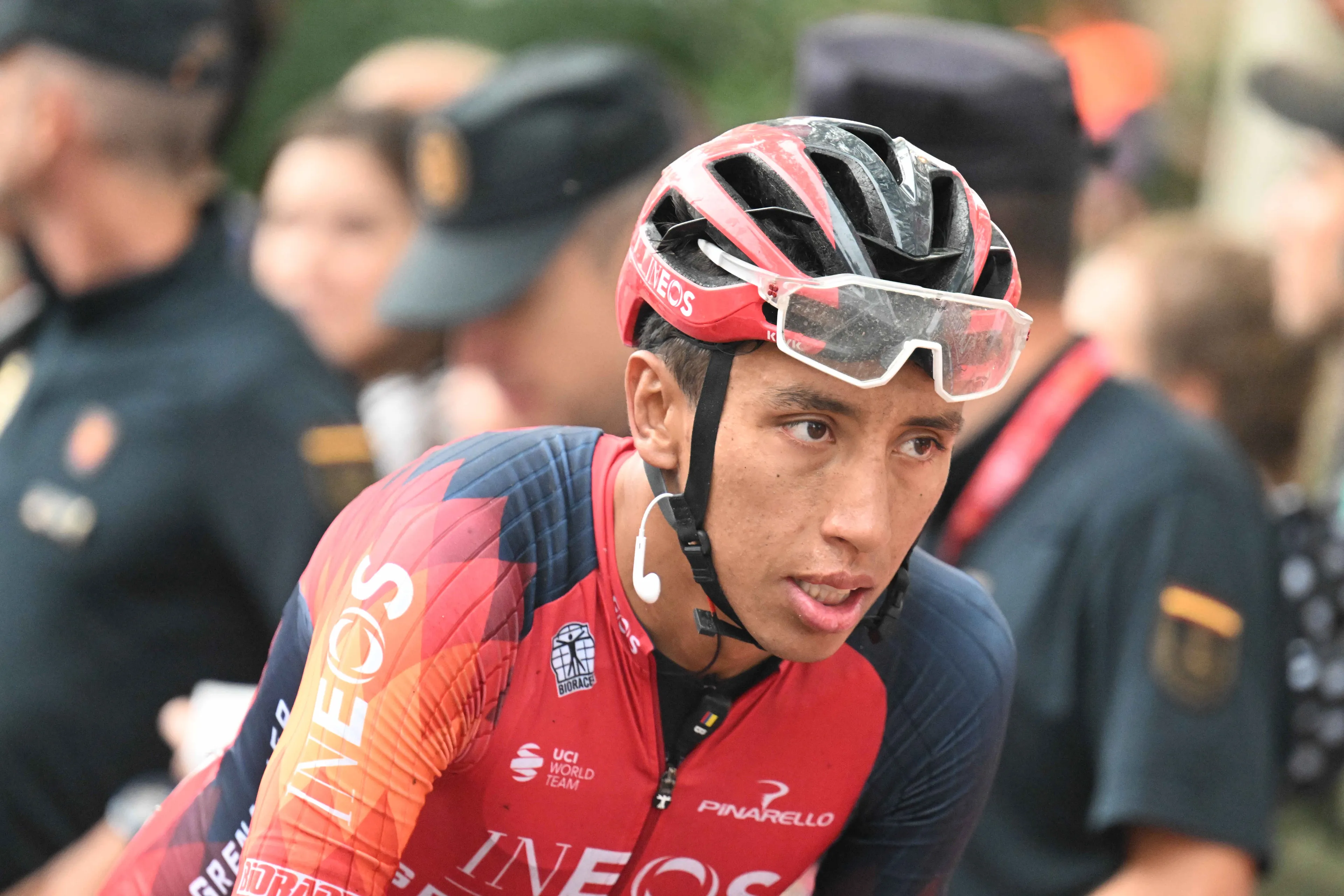 VIDEO: The absolute madness caused by Egan Bernal in Bogota climbing a mountain pass!