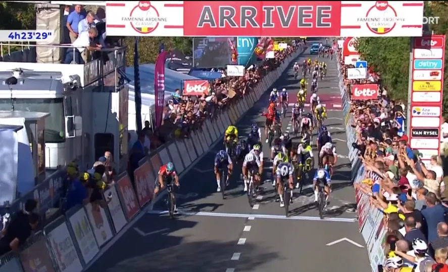 VIDEO: He breaks a cleat and still wins the sprint over his rivals: Arnaud de Lie is a monster!
