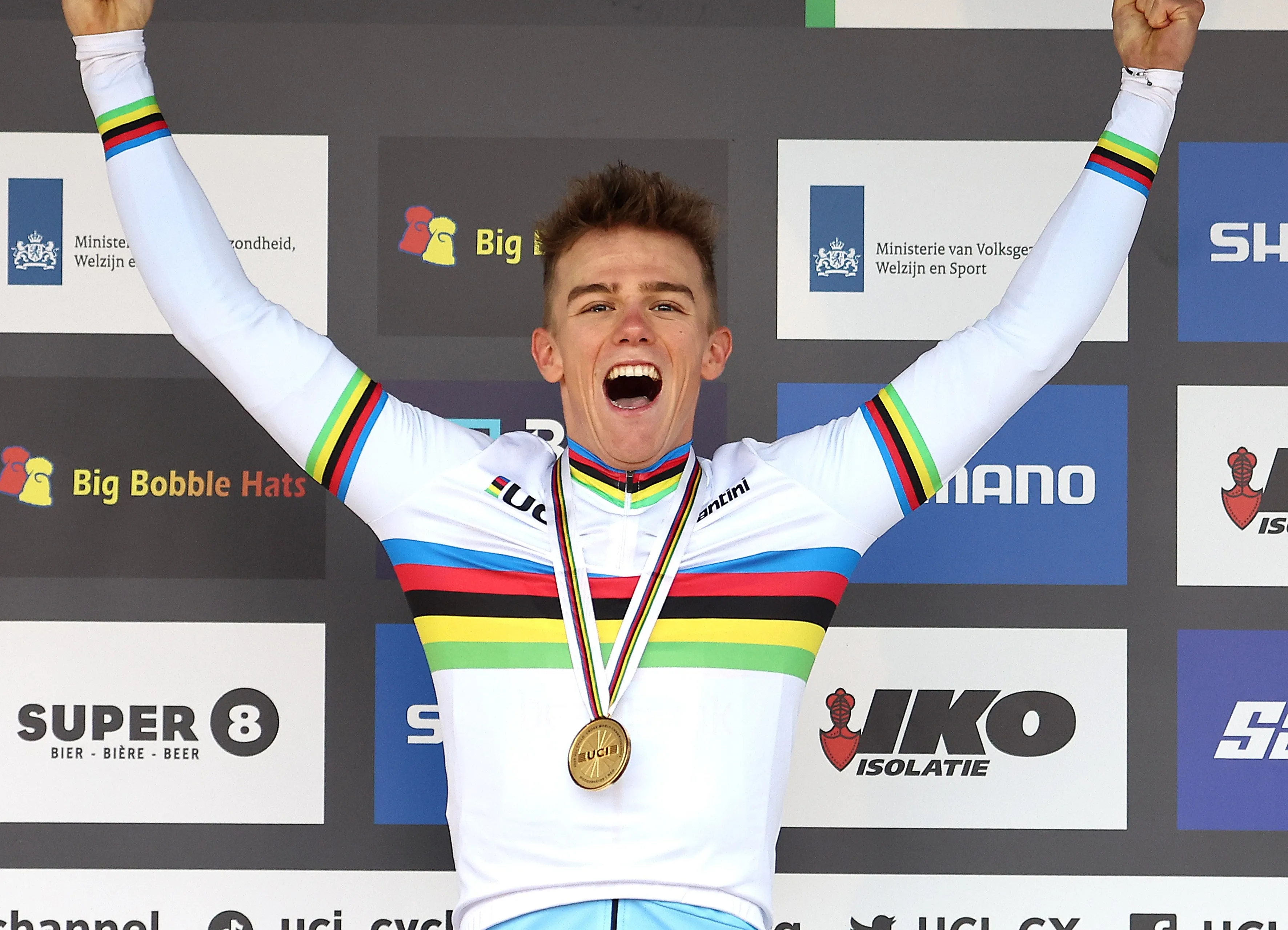 Thibau Nys vence o Beringen Cyclocross à frente de Eli Iserbyt no sprint final