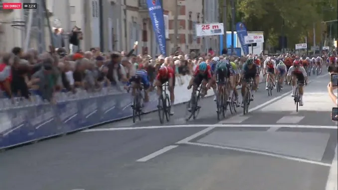 Arnaud Demare vence o Paris - Bourges à frente de Arnaud De Lie ao sprint
