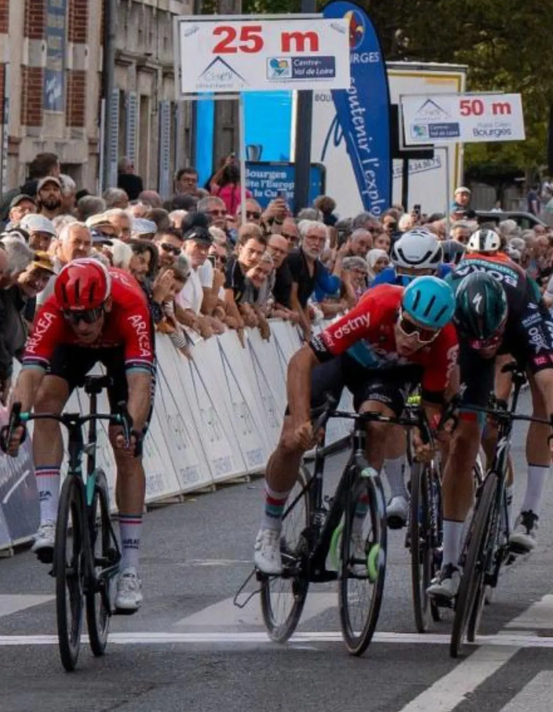 VÍDEO: O sprint de Arnaud de Lie em Paris-Bourges rebenta com o pneu e a corrente