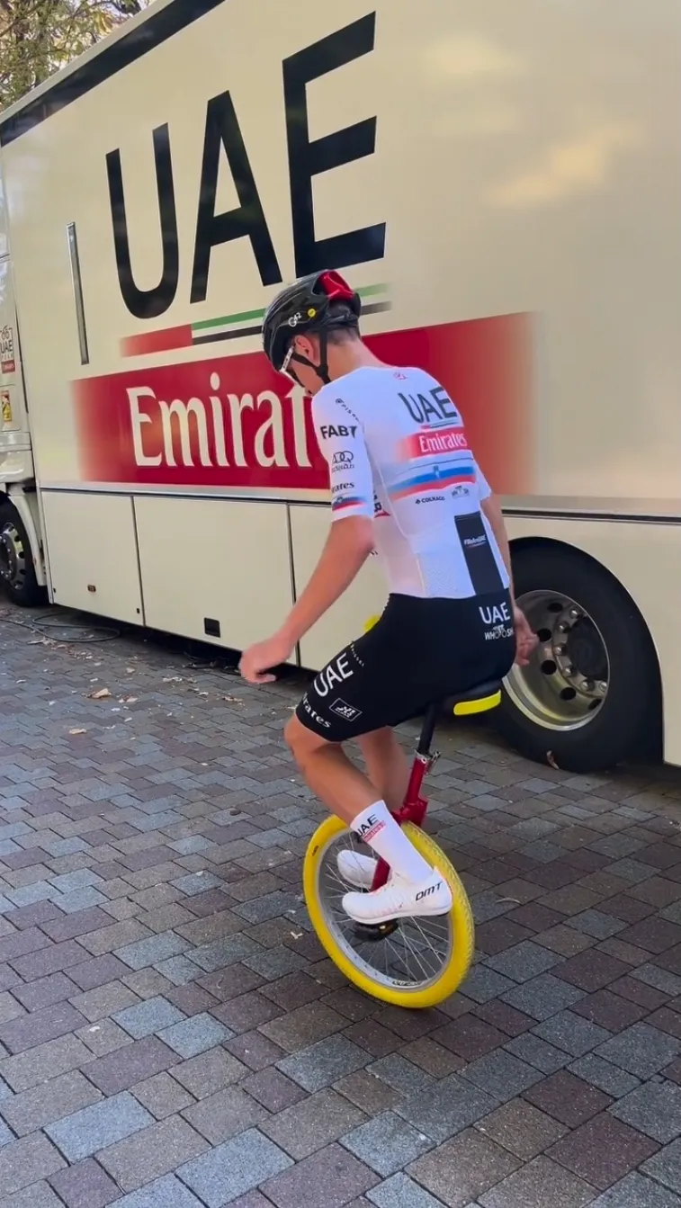 VIDEO: Tadej Pogacar's bike handling compared to Jonas Vingegaard's