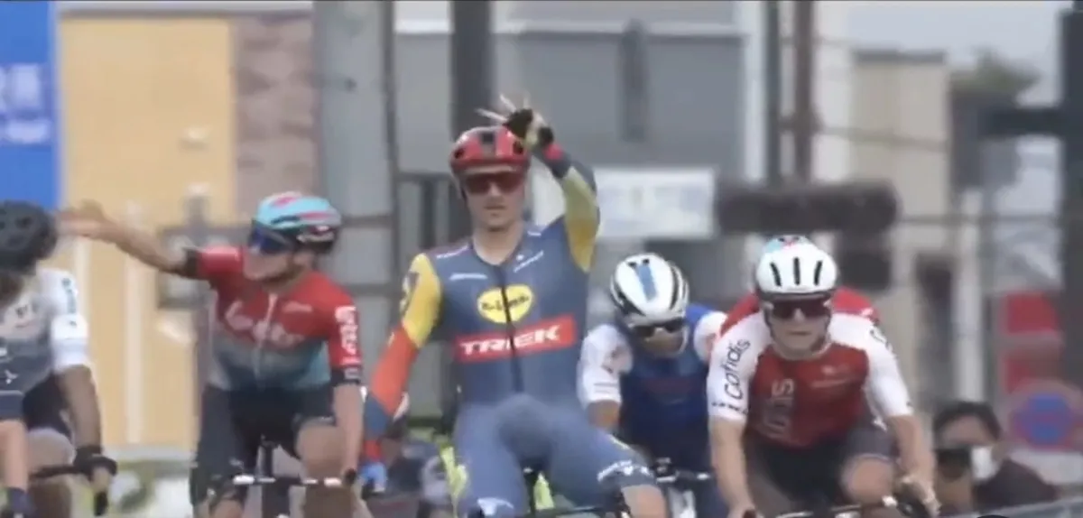 VÍDEO: Maxim van Gils dá uma incrível bofetada na nuca de Georgios Bouglas durante um sprint