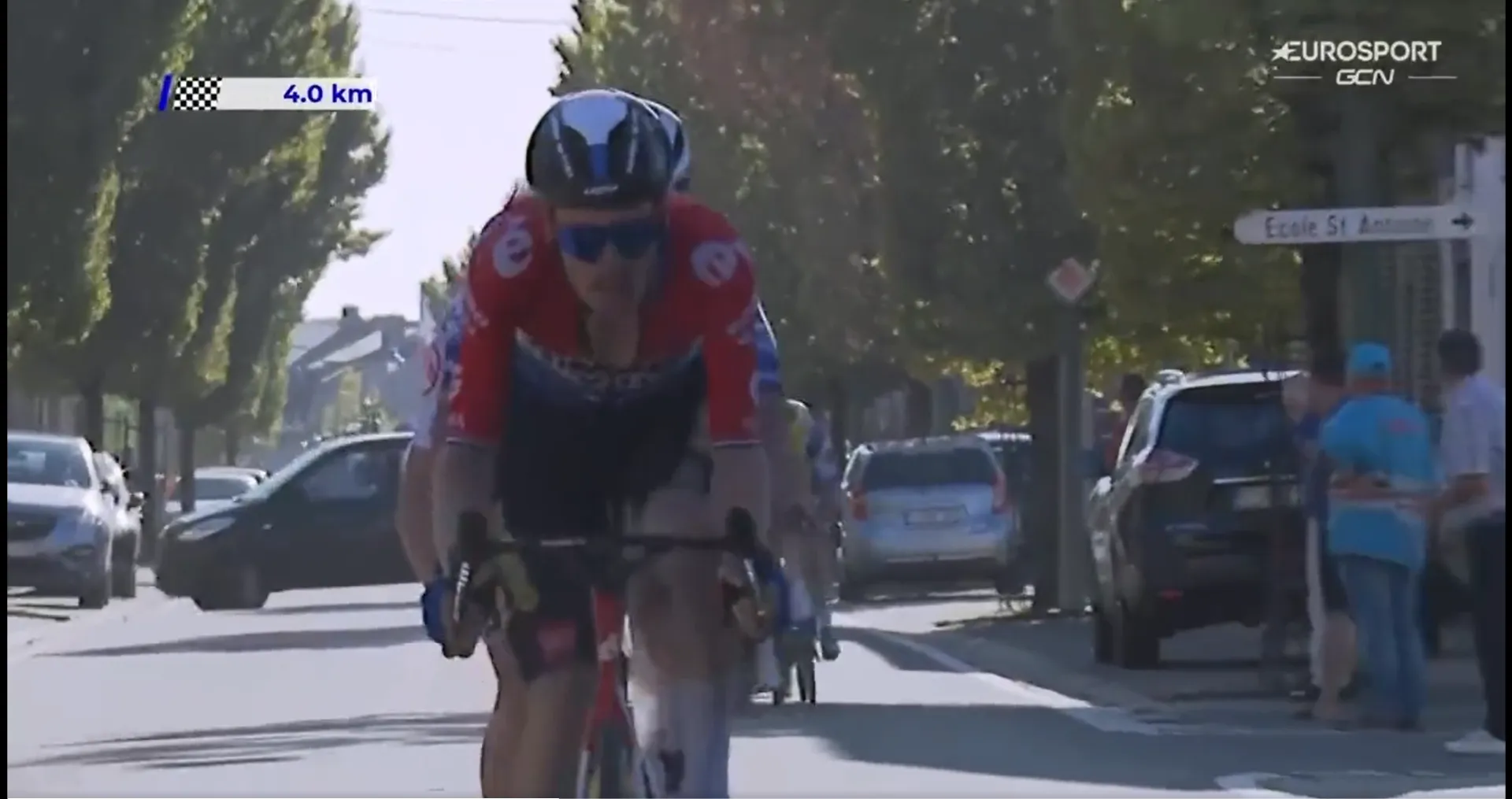 VIDEO: Car pulling out onto the course forces riders to take evasive action in finale of Famenne Ardenne Classic