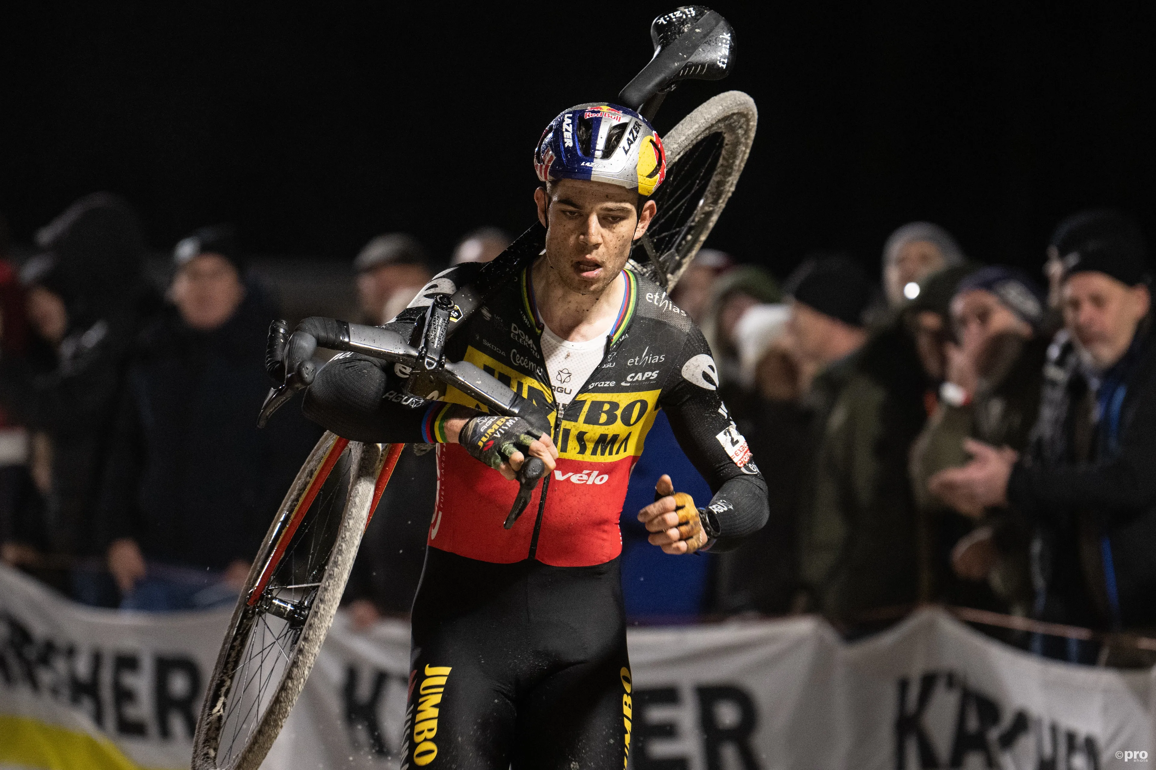 "Não acordes demasiado", pedem os concorrentes depois de Wout van Aert ter colocado no ar a sua "Chamada de despertar anual"
