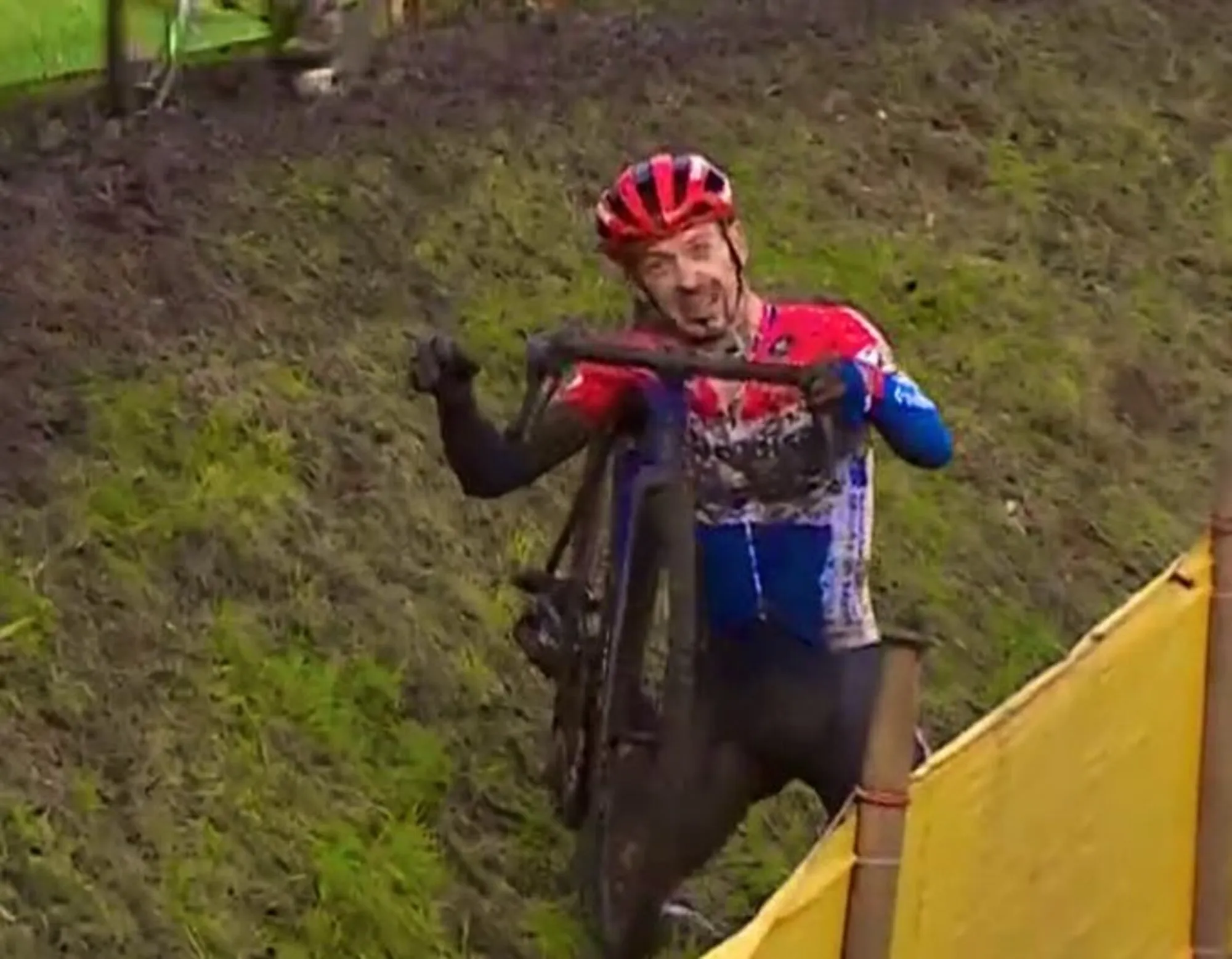 VIDEO: "Did he just pop his shoulder back in!?" - Lars van der Haar shows superhuman strength of elite cyclocross riders at Superprestige Niel