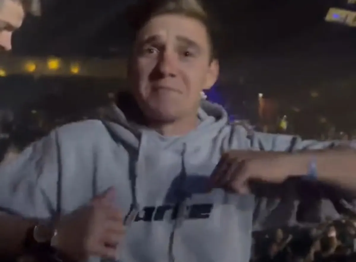 VÍDEO: Remco Evenepoel desfruta da época baixa no festival antes de recomeçar a treinar