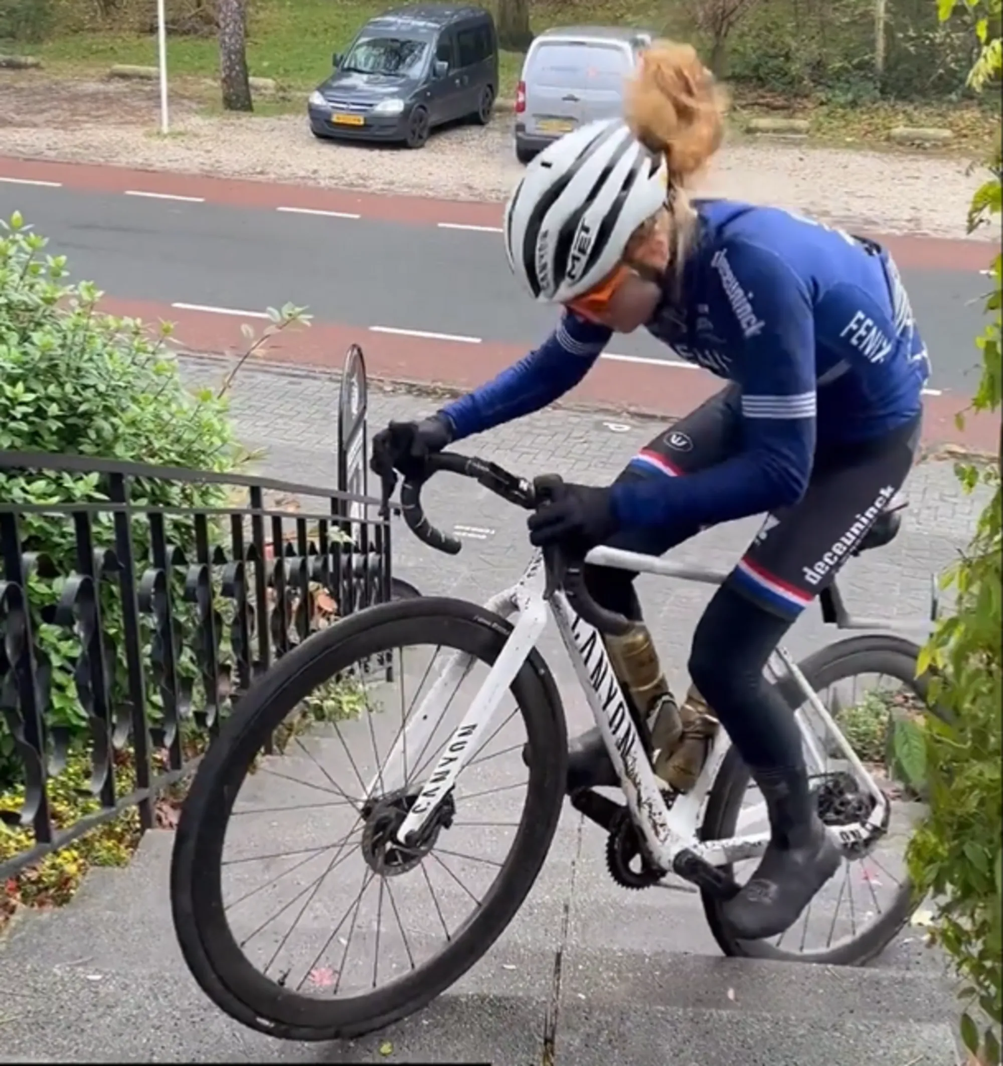 VIDEO: Puck Pieterse shows off immense bike handling skills by bunny-hopping up a flight of stairs