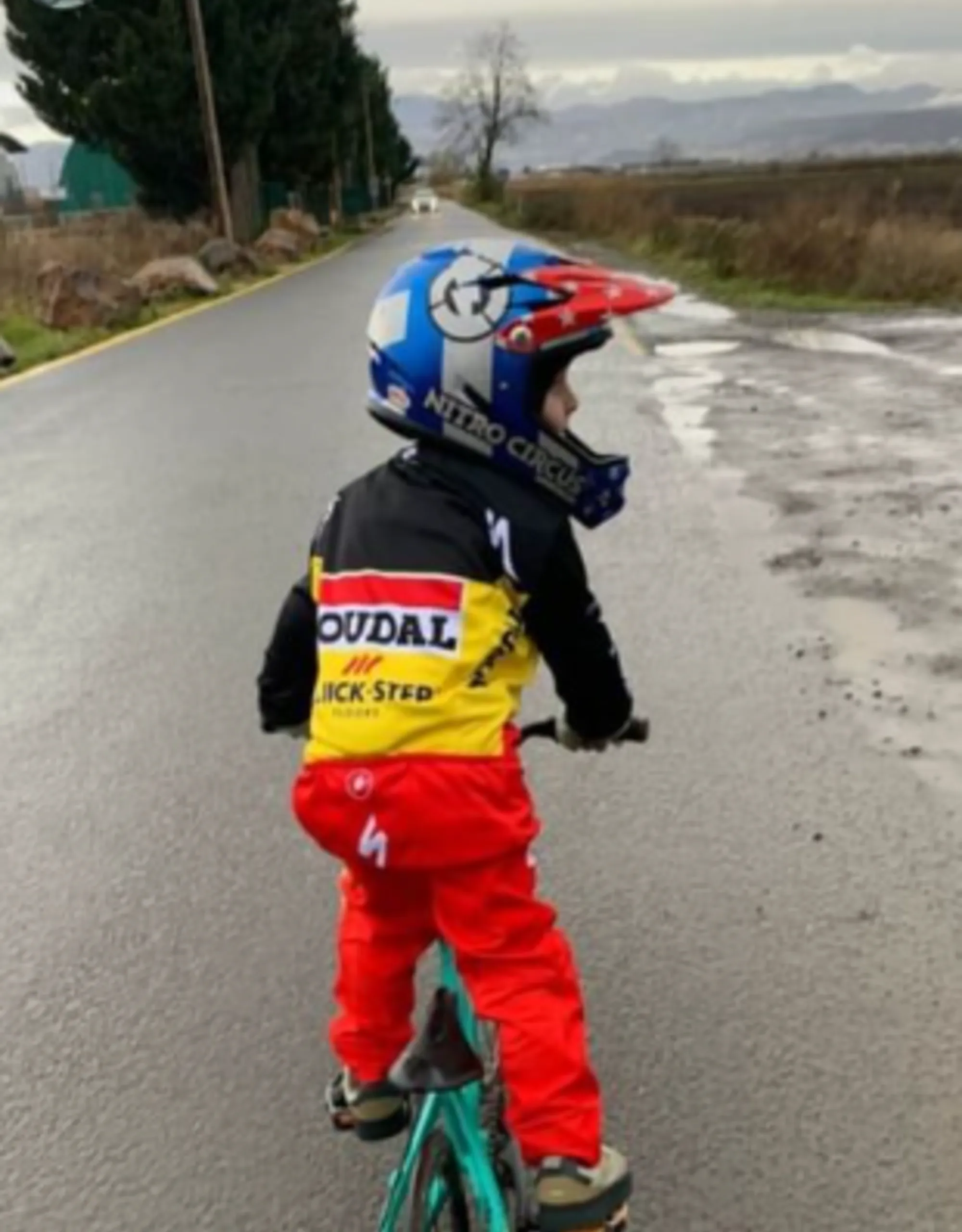 O filho de Romain Bardet passeia com a camisola que Remco Evenepoel lhe ofereceu.