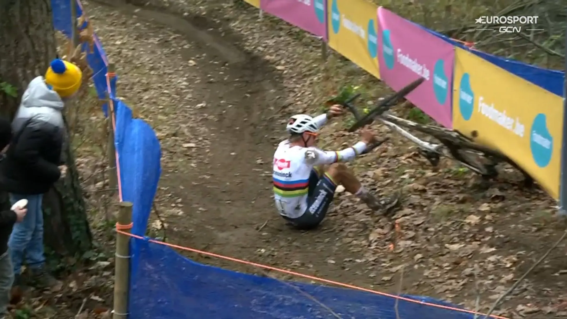 VIDEO: Mathieu van der Poel crashes in tricky corner in Herentals