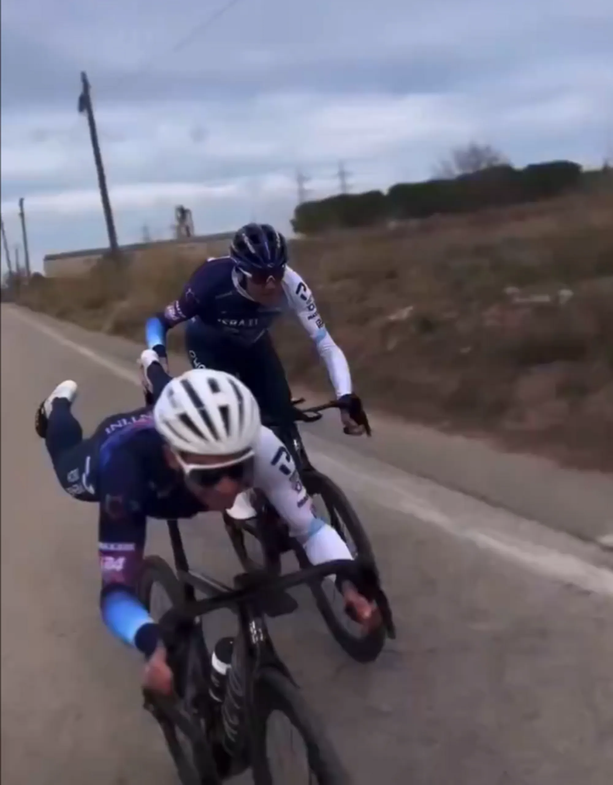 VÍDEO: Chris Froome e Krists Neilands fazem de Super-Homem em Israel - Formação Premier Tech