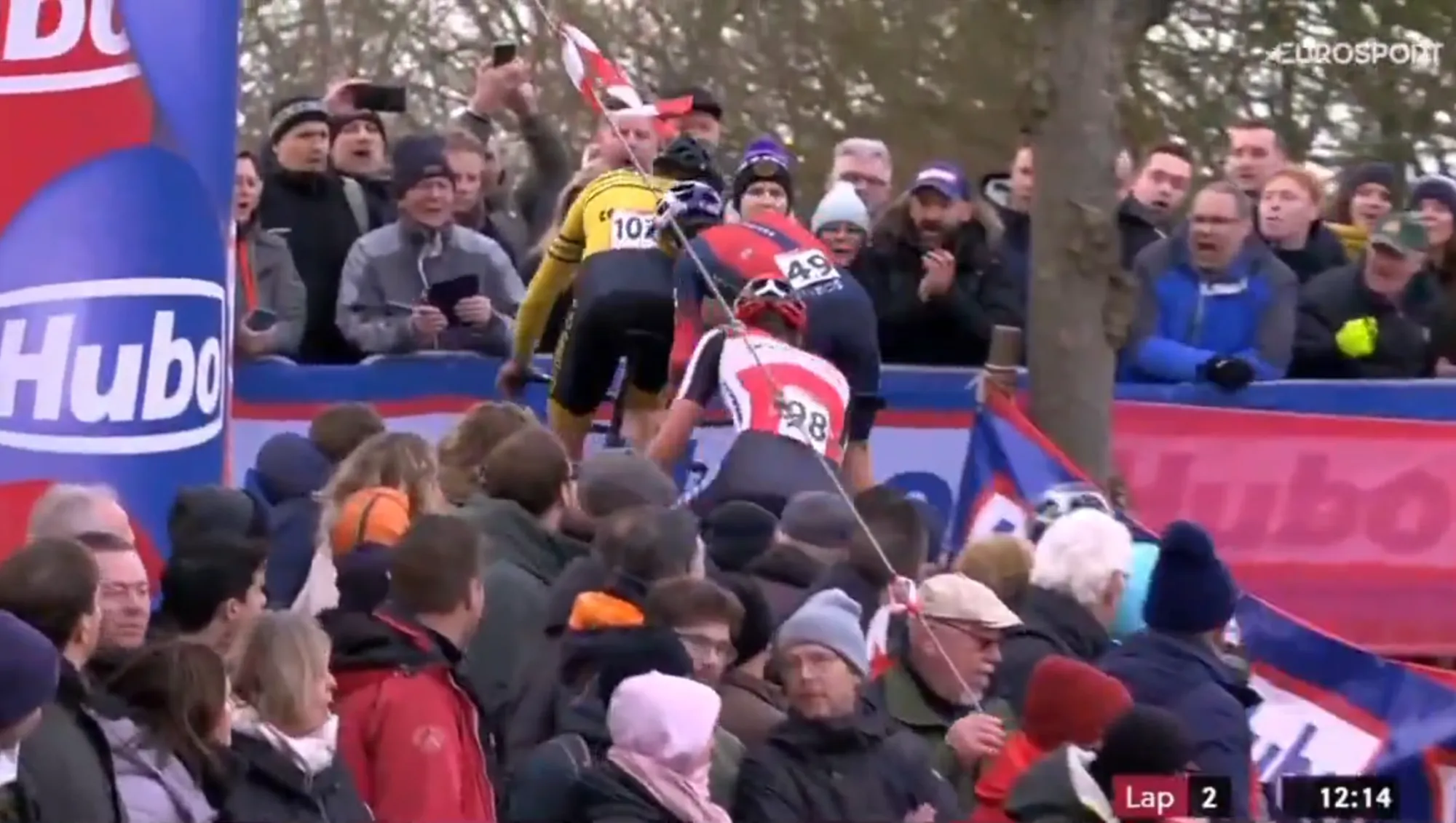 VIDEO: Tom Pidcock headbutts his way back through the field after early setback in Hulst