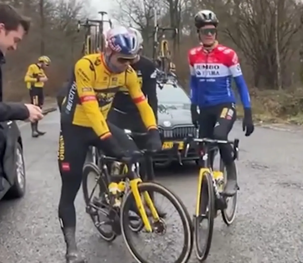 Wout van Aert e a Team Visma | Lease a Bike treinam nos paralelos do Paris-Roubaix após o campo de treinos