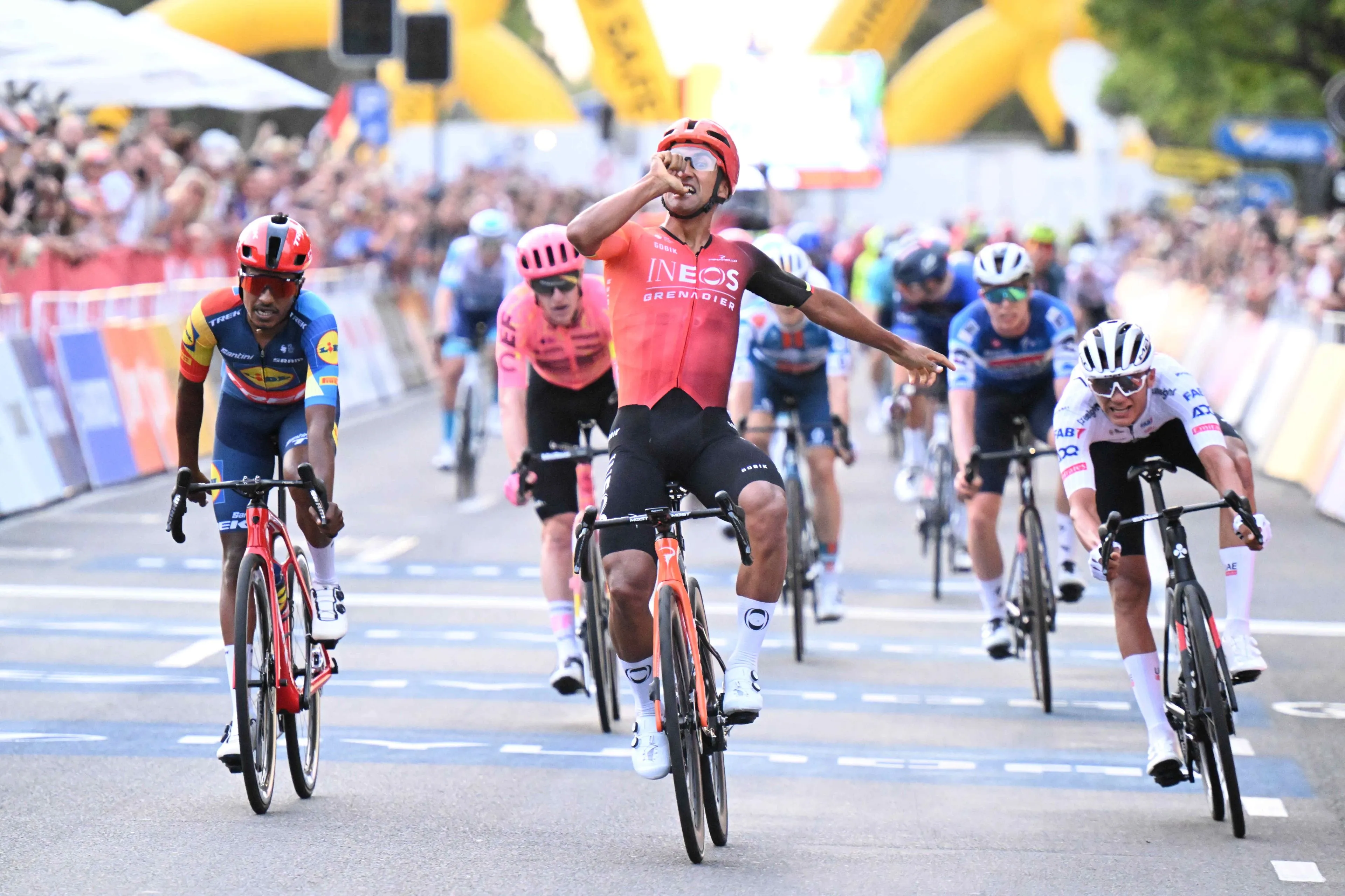 Giro d'Italia: Jhonatan Narváez outsprints Tadej Pogacar to win stage 1; Romain Bardet and Thymen Arensman lose minutes on chaotic day